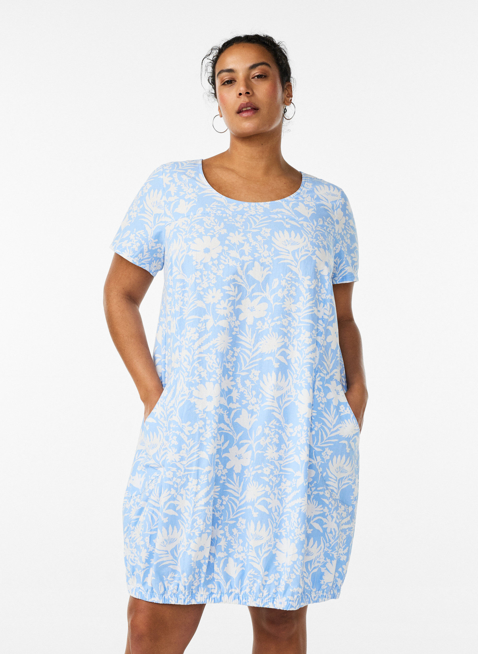 Kurz&auml;rmliges Baumwollkleid mit Aufdruck, Vanille, Model