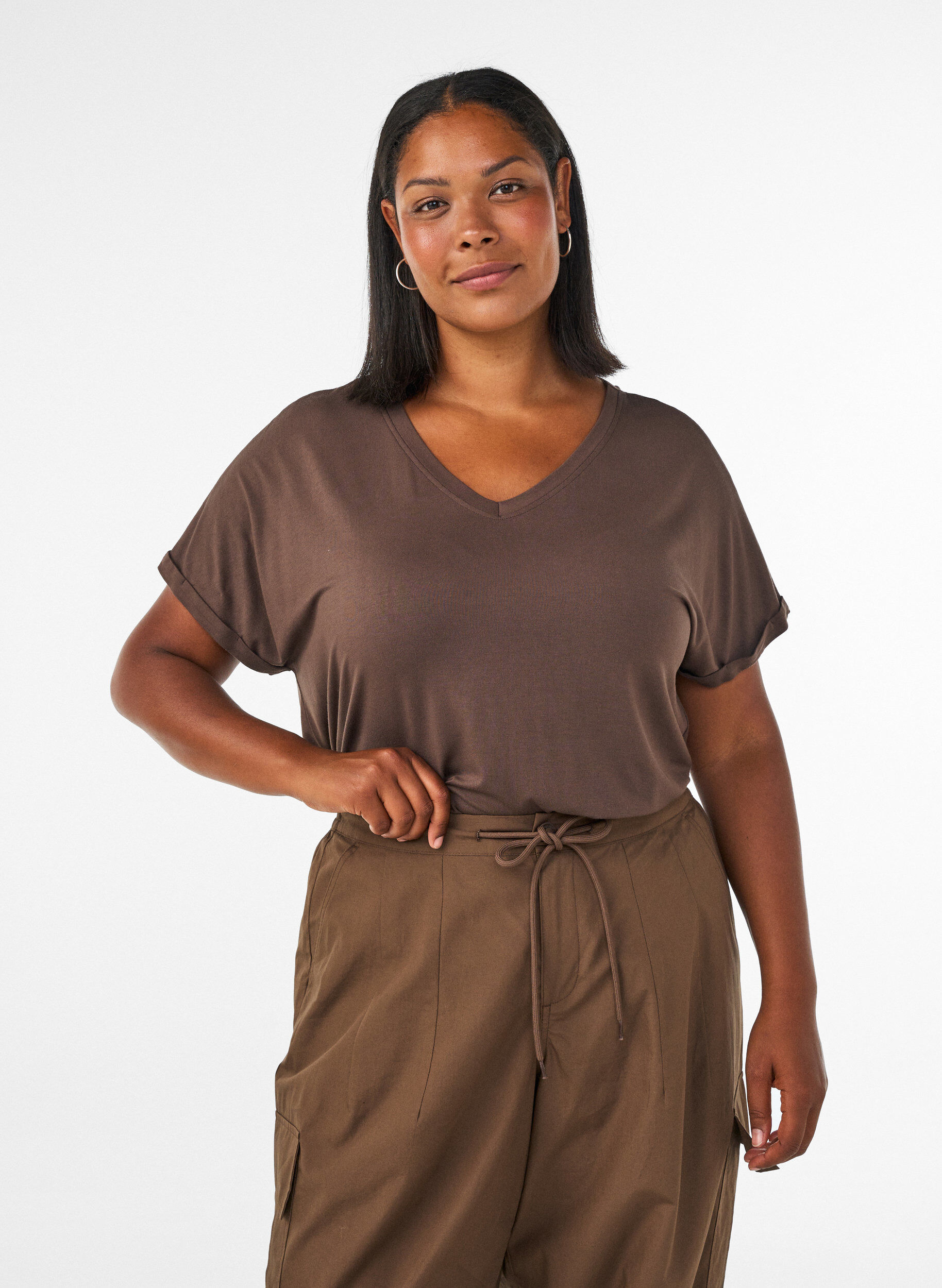 Basic T-Shirt aus Viskose mit V-Ausschnitt, Braun, Model