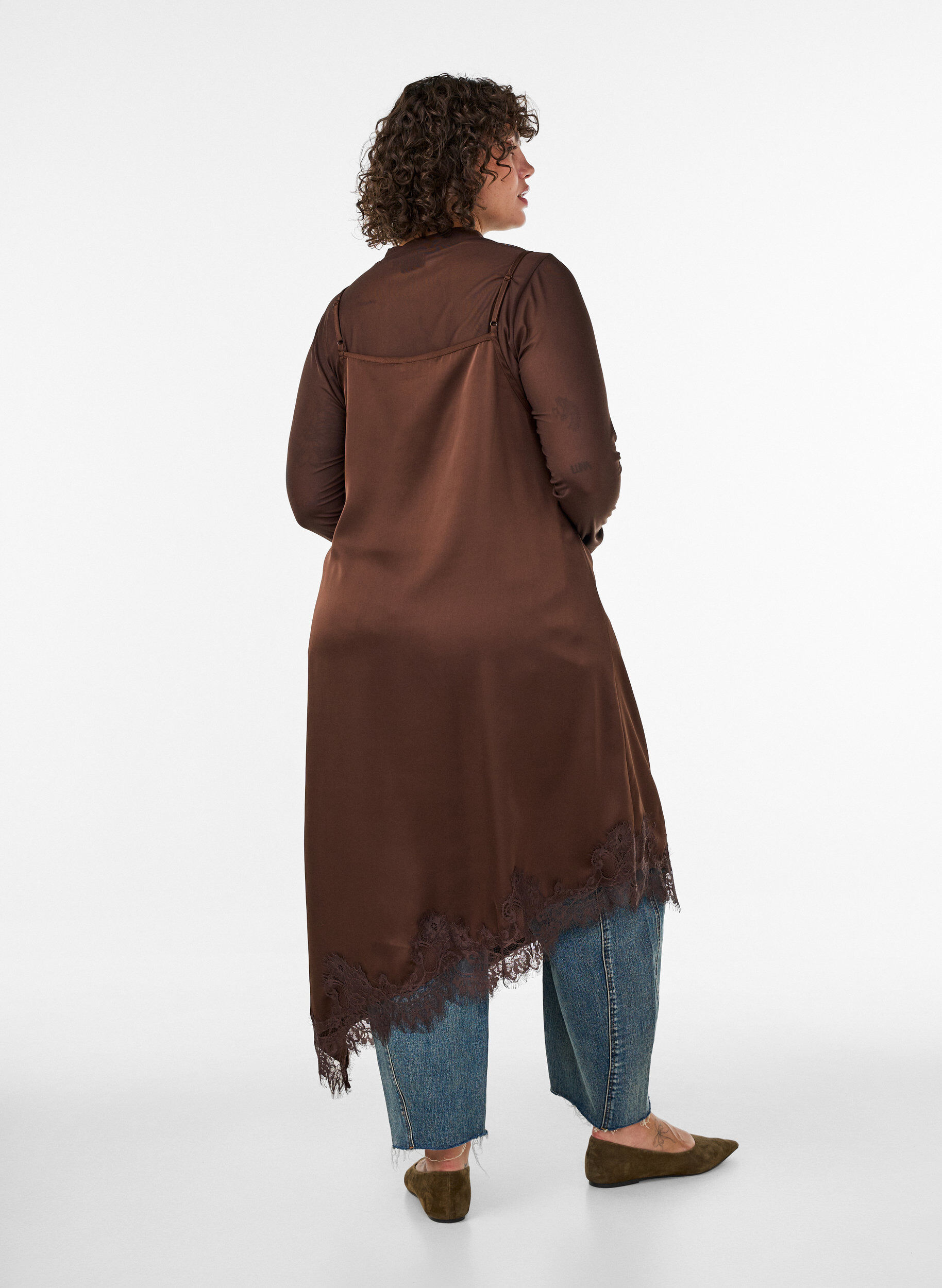 ZizziRobe en satin avec dentelle et ourlet asym&eacute;trique, Marron, Model image number 1