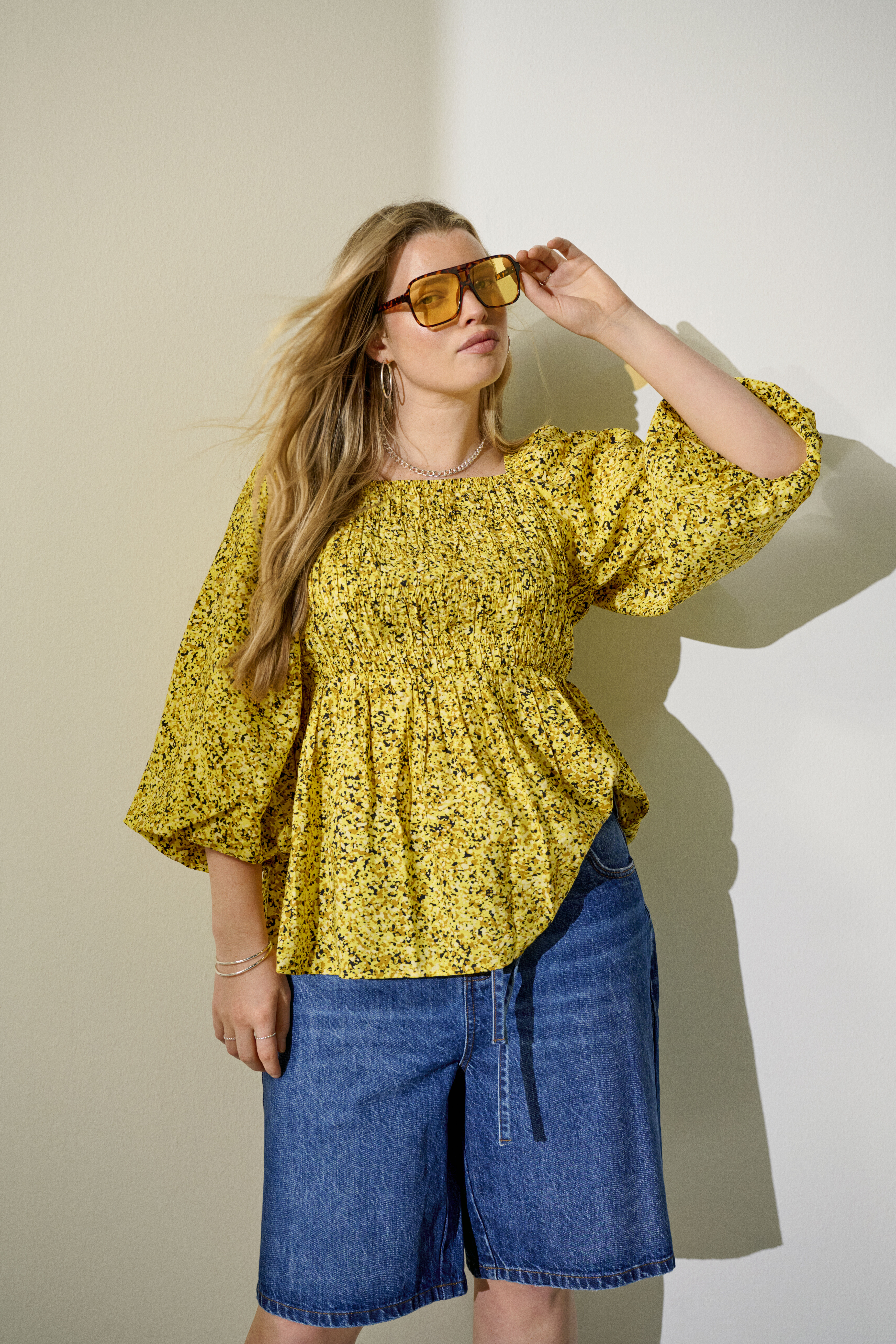 Zizzi Blouse jaune avec d&eacute;tails, , Model