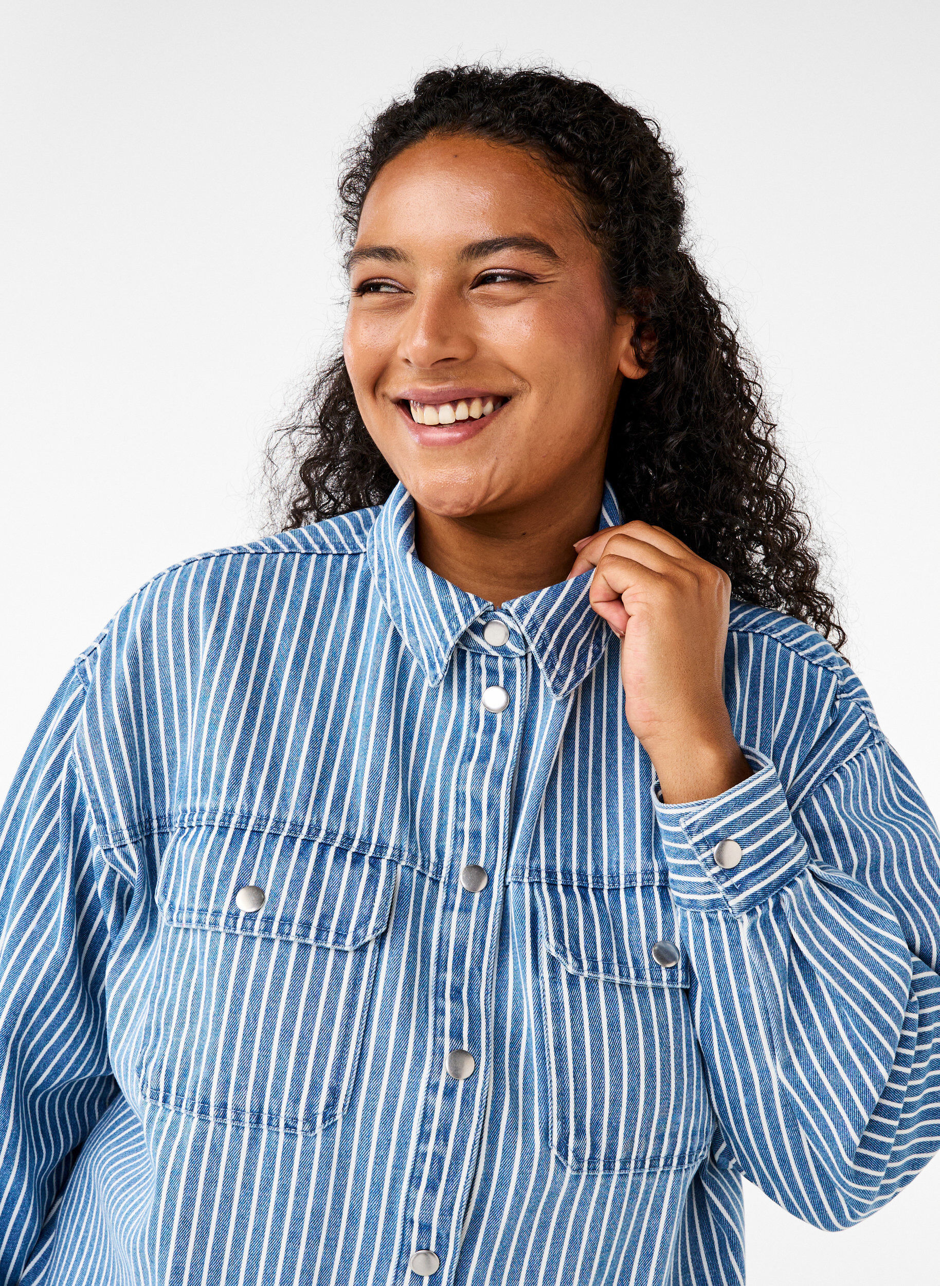 Zizzi Chemise en jean ray&eacute;e avec poches de poitrine, Light B.Denim Stripe, Model image number 2