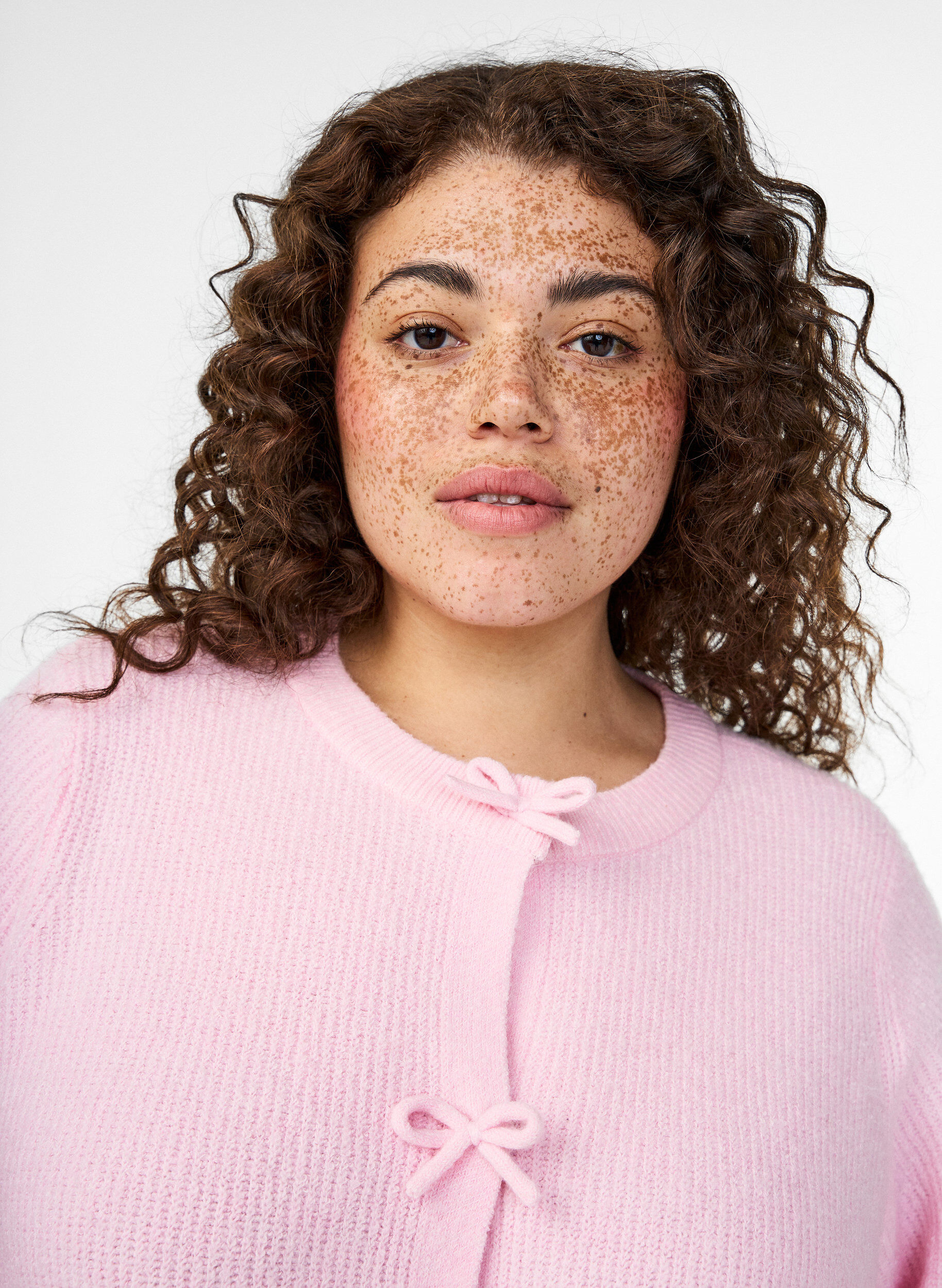 Zizzi Kurz&auml;rmelige Strickjacke mit Schleifen, Pink, Model image number 3