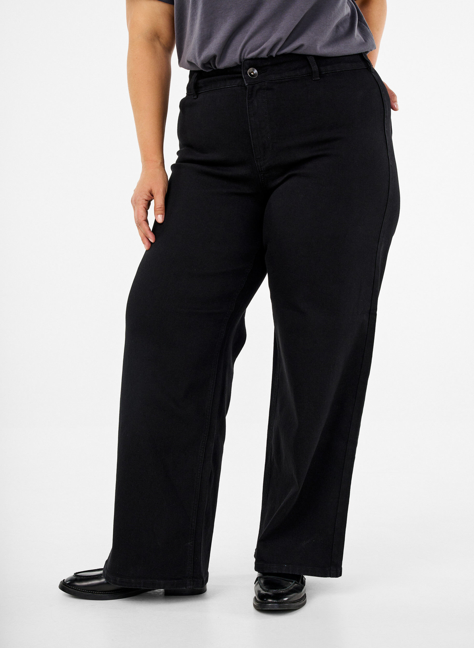 Zizzi Jeans mit weiter Passform, Schwarz, Model image number 2