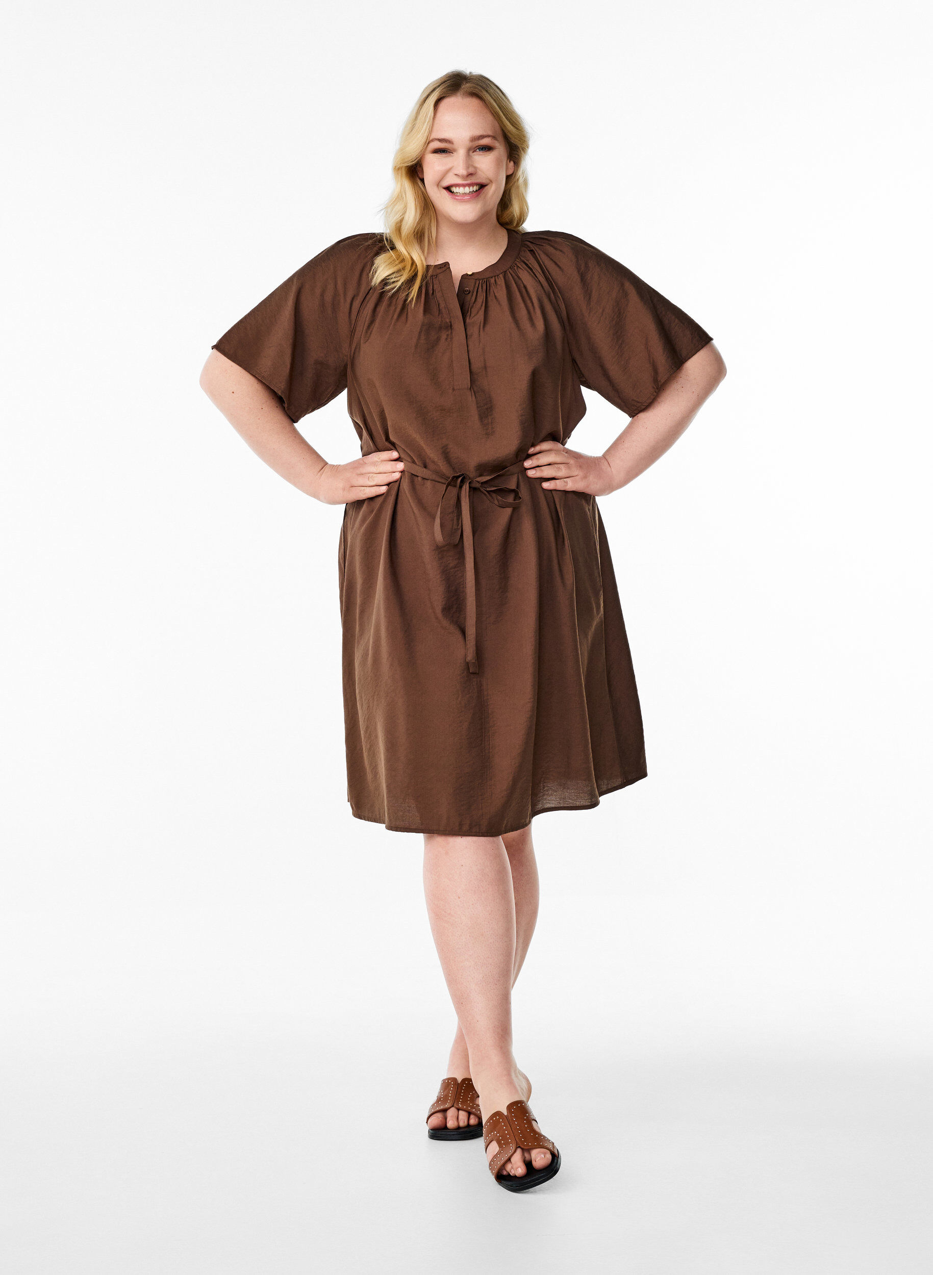 Zizzi Knielanges Kleid mit kurzen &Auml;rmeln und Bindeg&uuml;rtel, Braun, Model image number 1