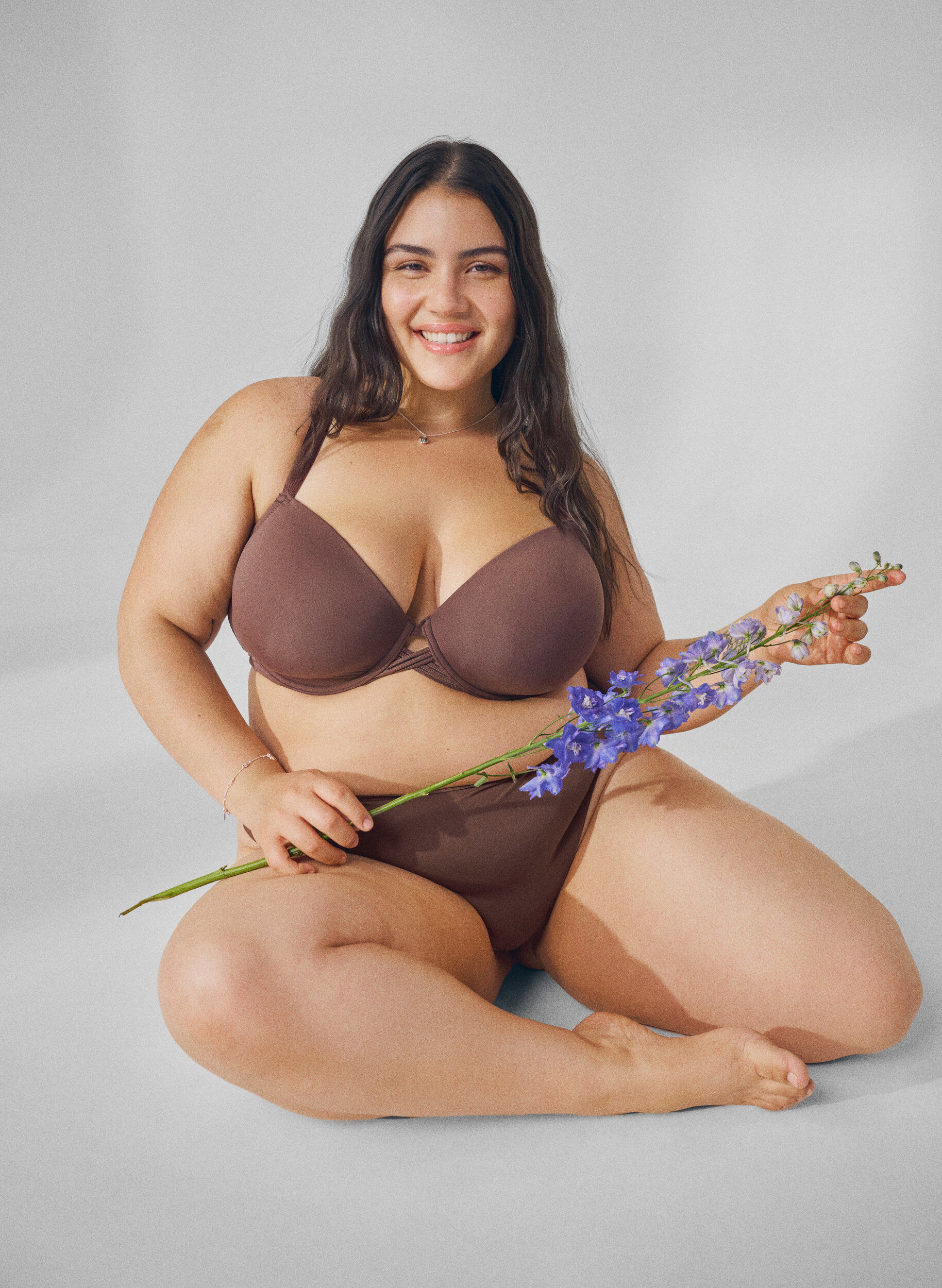 Zizzi Geformter BH mit Kreuzdetail, Braun, Image image number 0