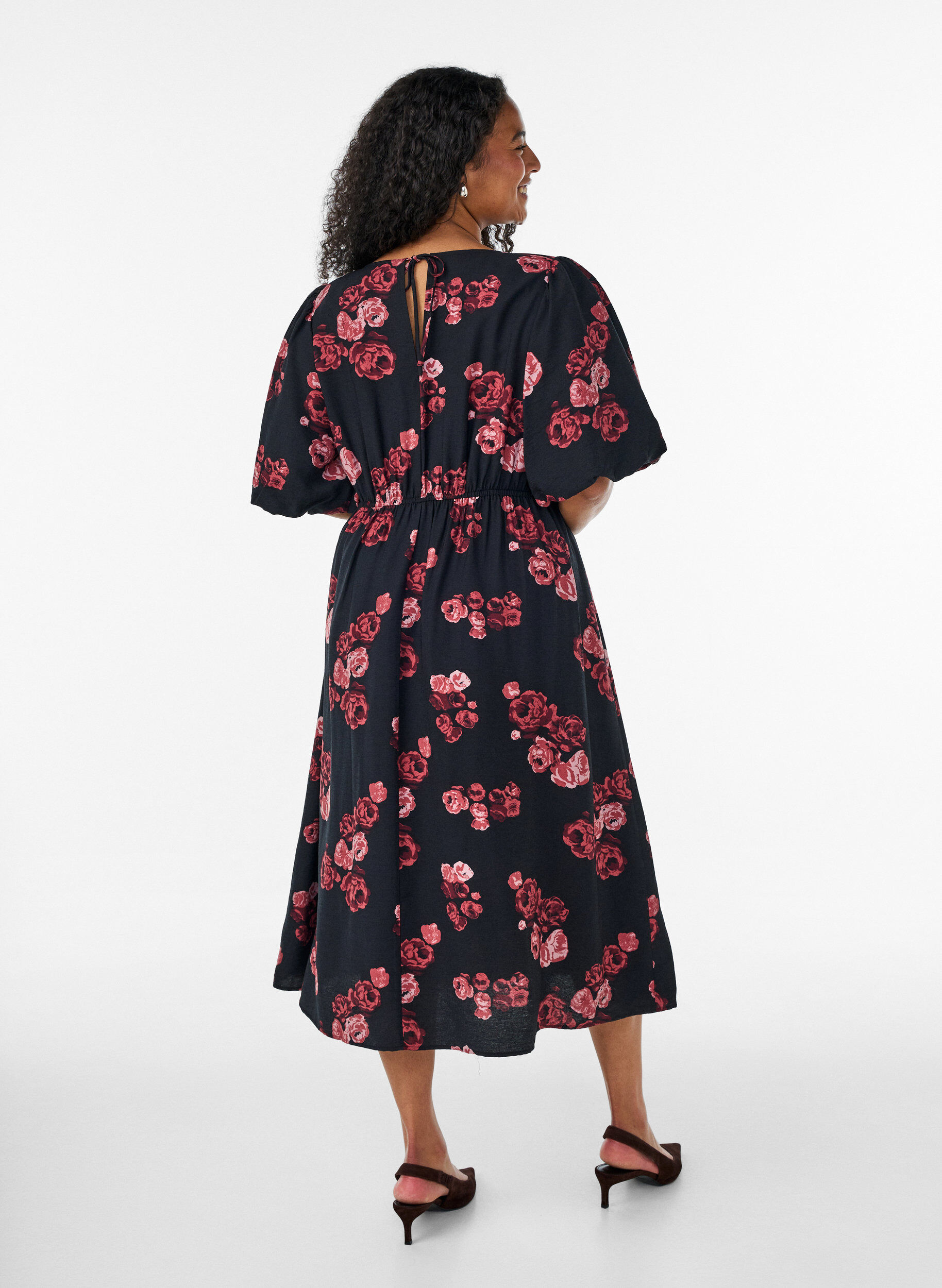 ZizziMidikleid mit Rosenprint und kurzen Ballon&auml;rmeln, Schwarz, Model image number 1