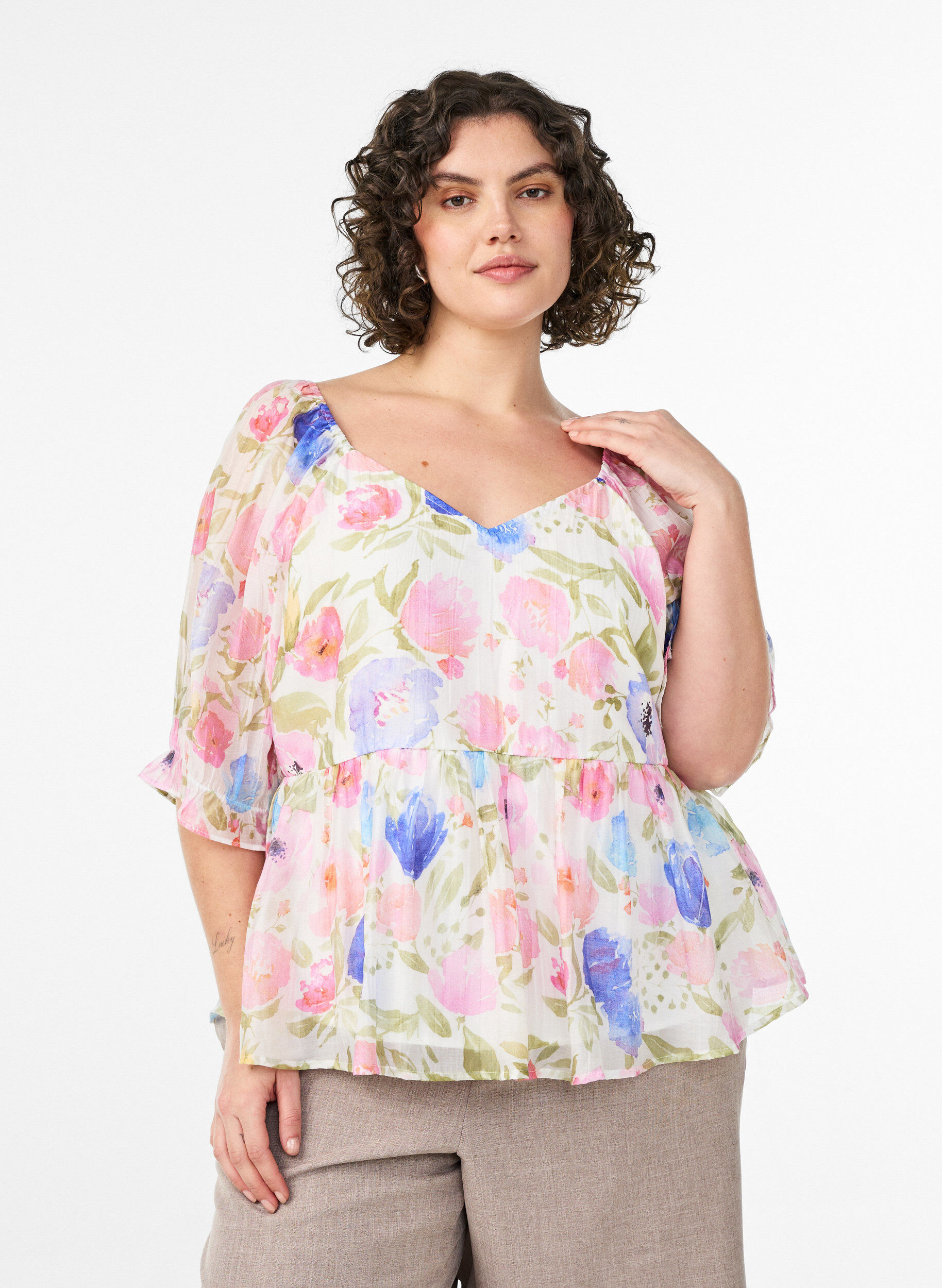 Zizzi Bluse aus Lyocell mit Blumenprint und Herzausschnitt, Wei&szlig;, Model image number 0