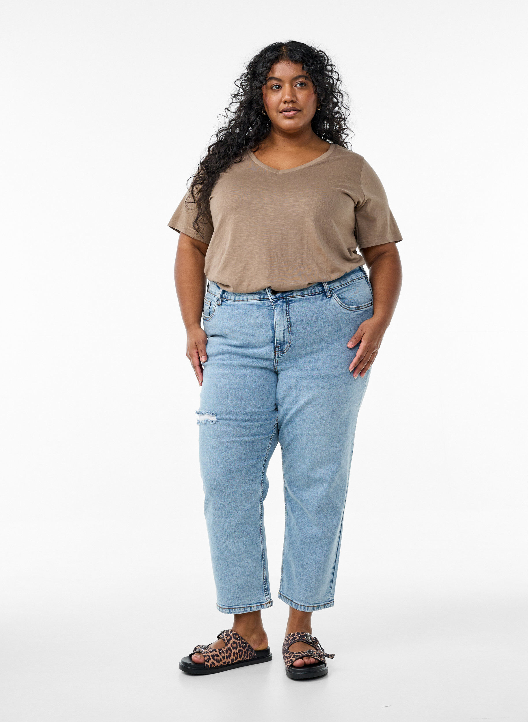 Zizzi Kurz&auml;rmeliges Basic T-Shirt mit V-Ausschnitt, Braun, Model image number 1