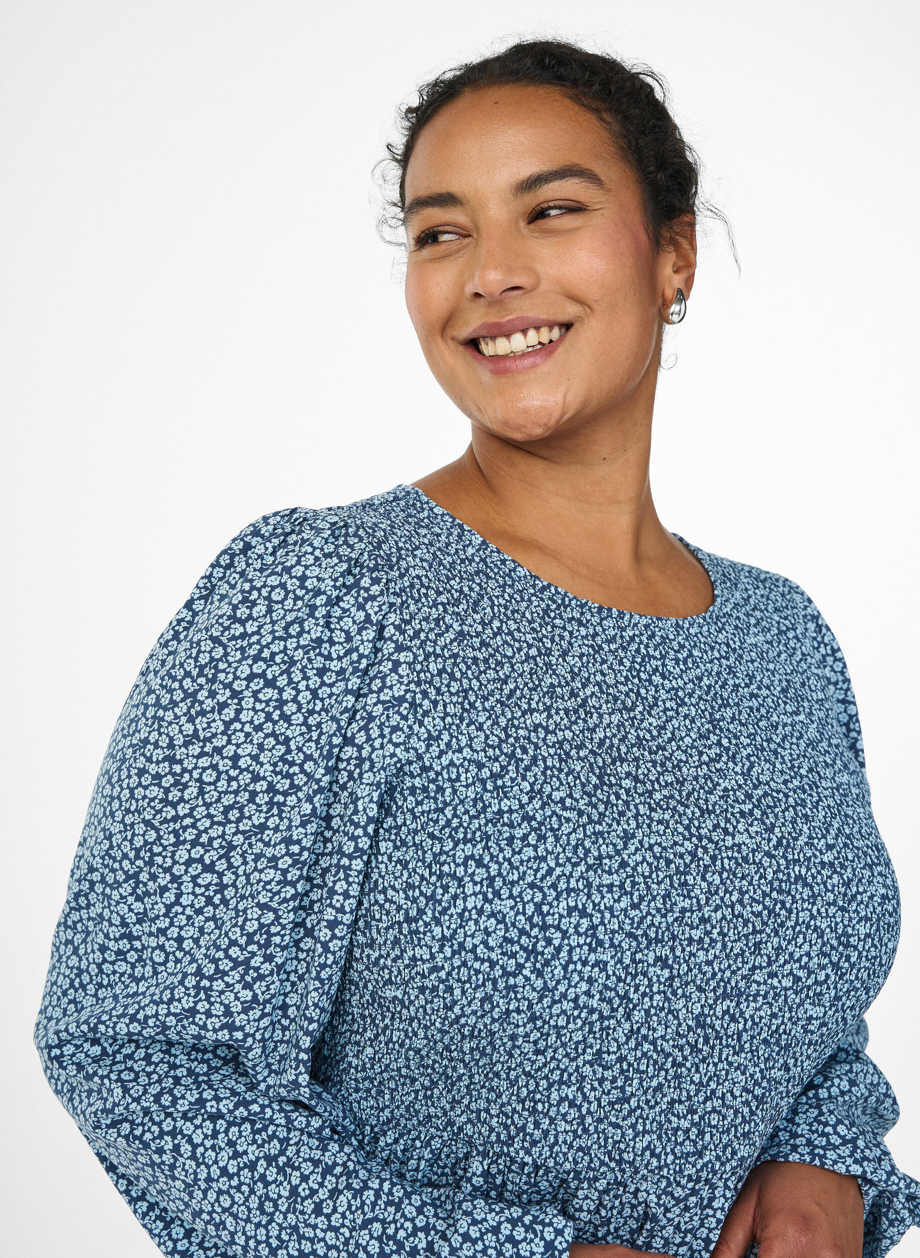 ZizziKleid mit gesmoktem Oberteil und kleingebl&uuml;mtem Muster, Blau, Model image number 3