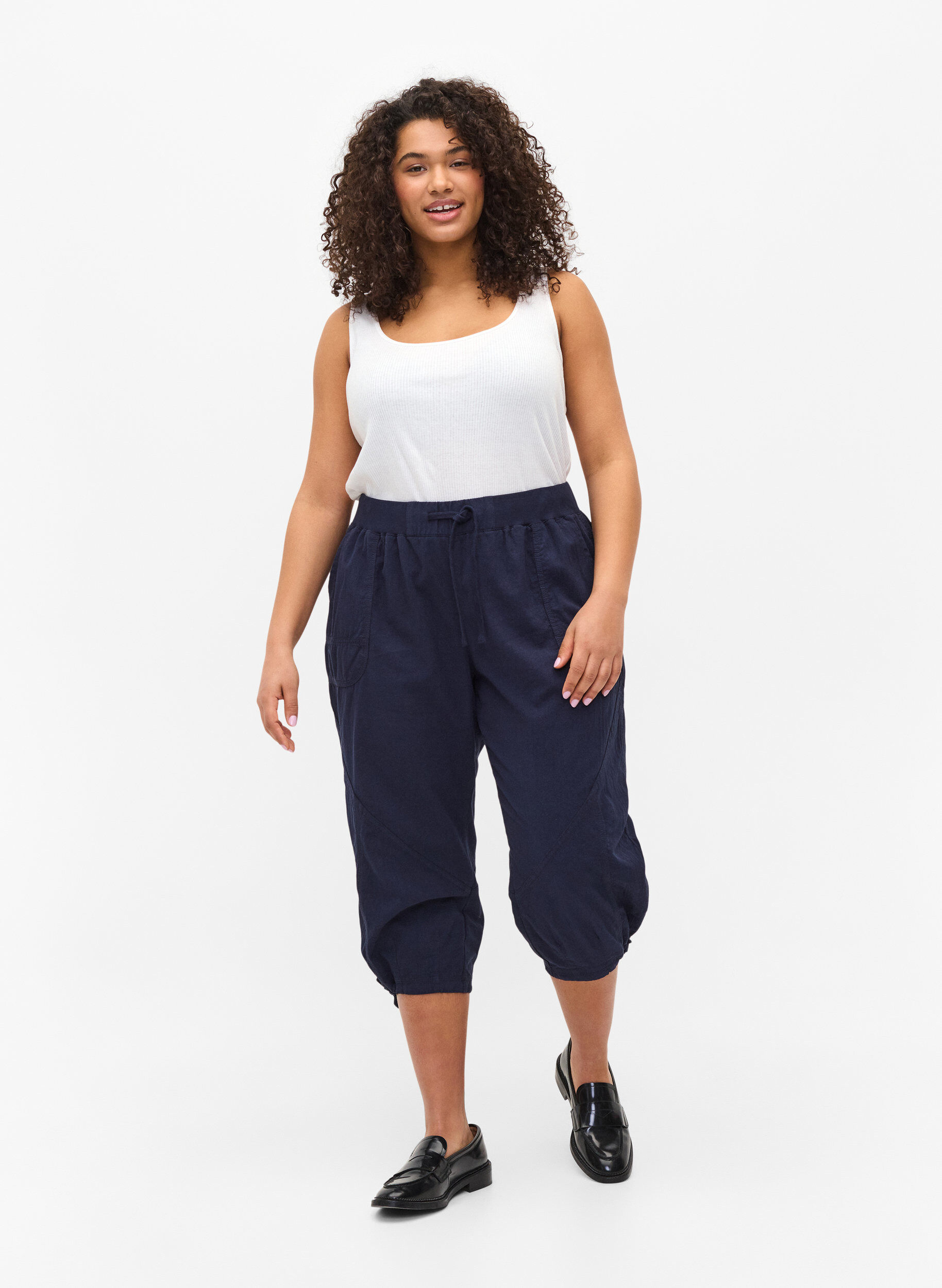 Zizzi Lockere Caprihose aus Baumwolle, Blau, Model image number 1