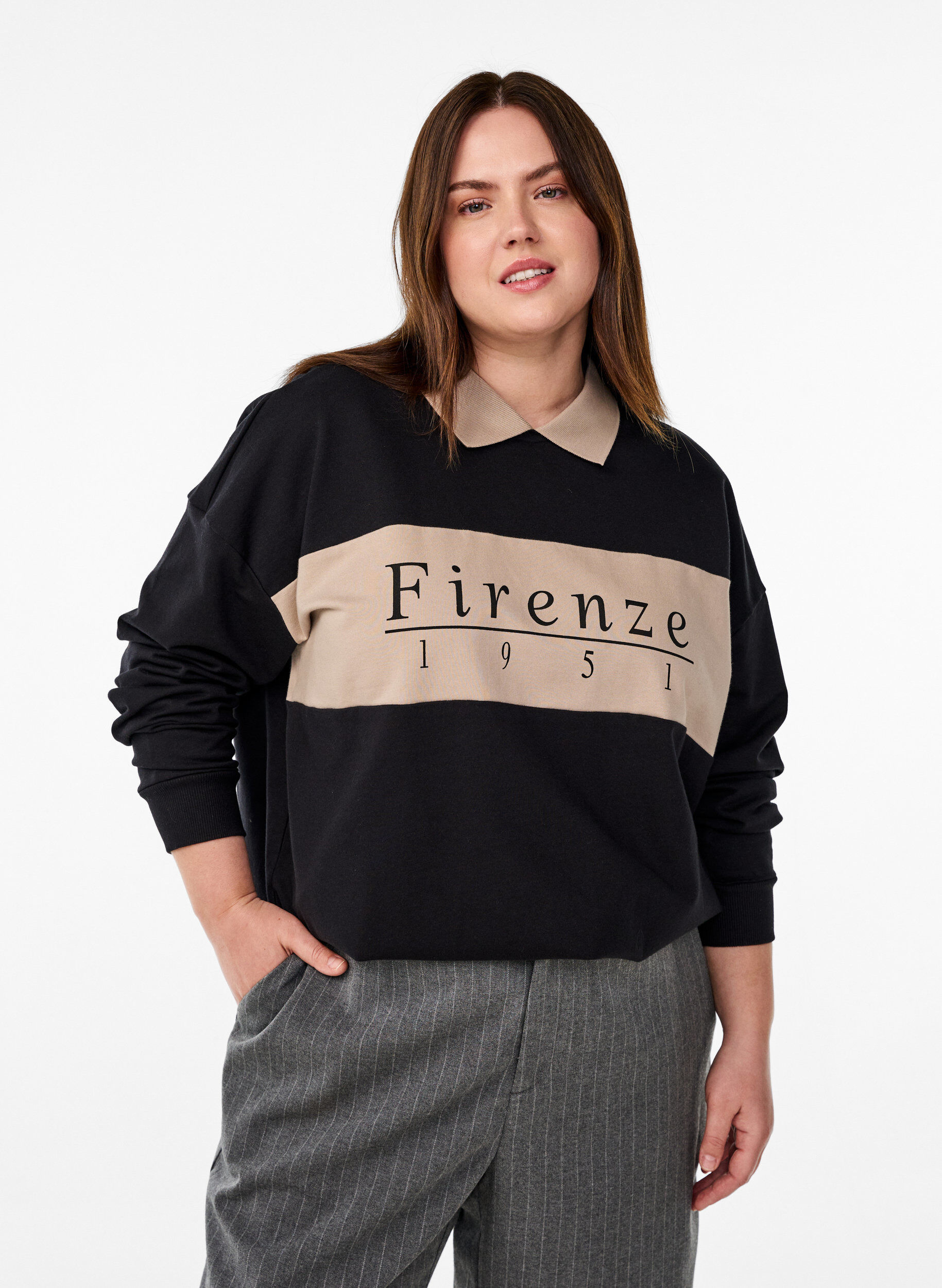 Sweatshirt aus Bio-Baumwolle mit Kragen und Kontrastprint, Schwarz, Model