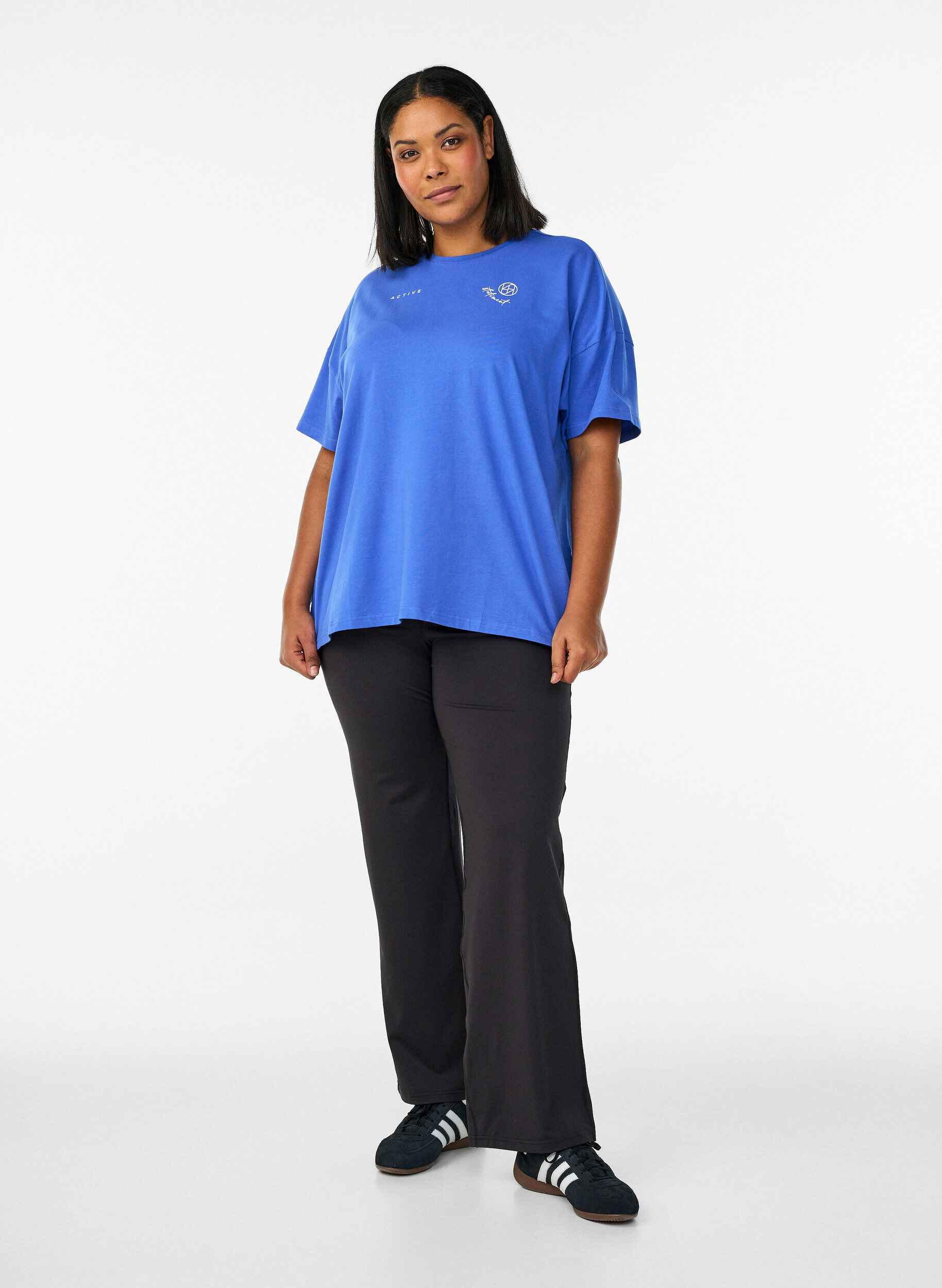 Zizzi T-Shirt aus Bio-Baumwolle mit kleinem Frontmotiv, Blau, Model image number 1