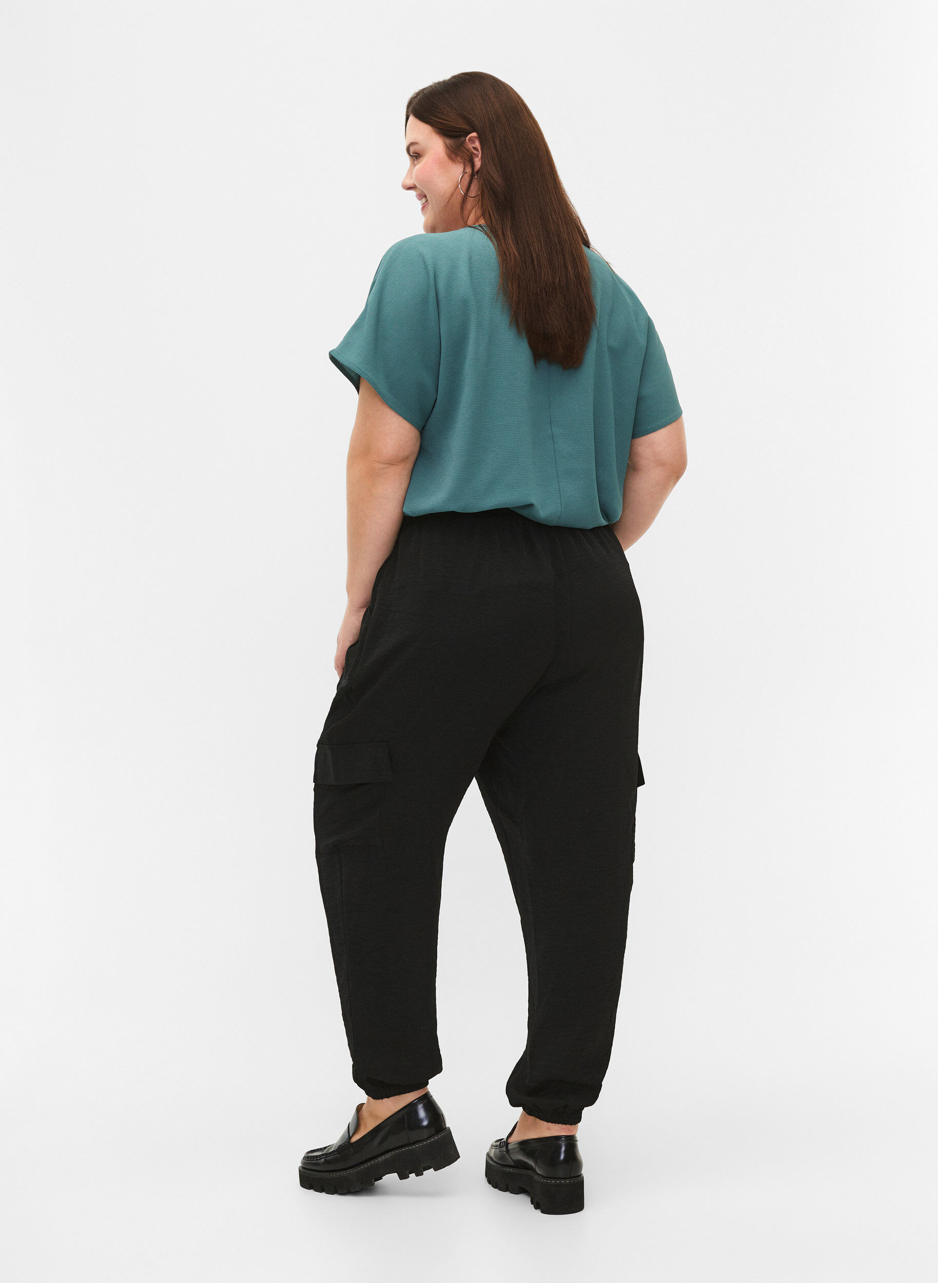 Zizzi Pantalon &agrave; poches cargo, Black, Model image number 1
