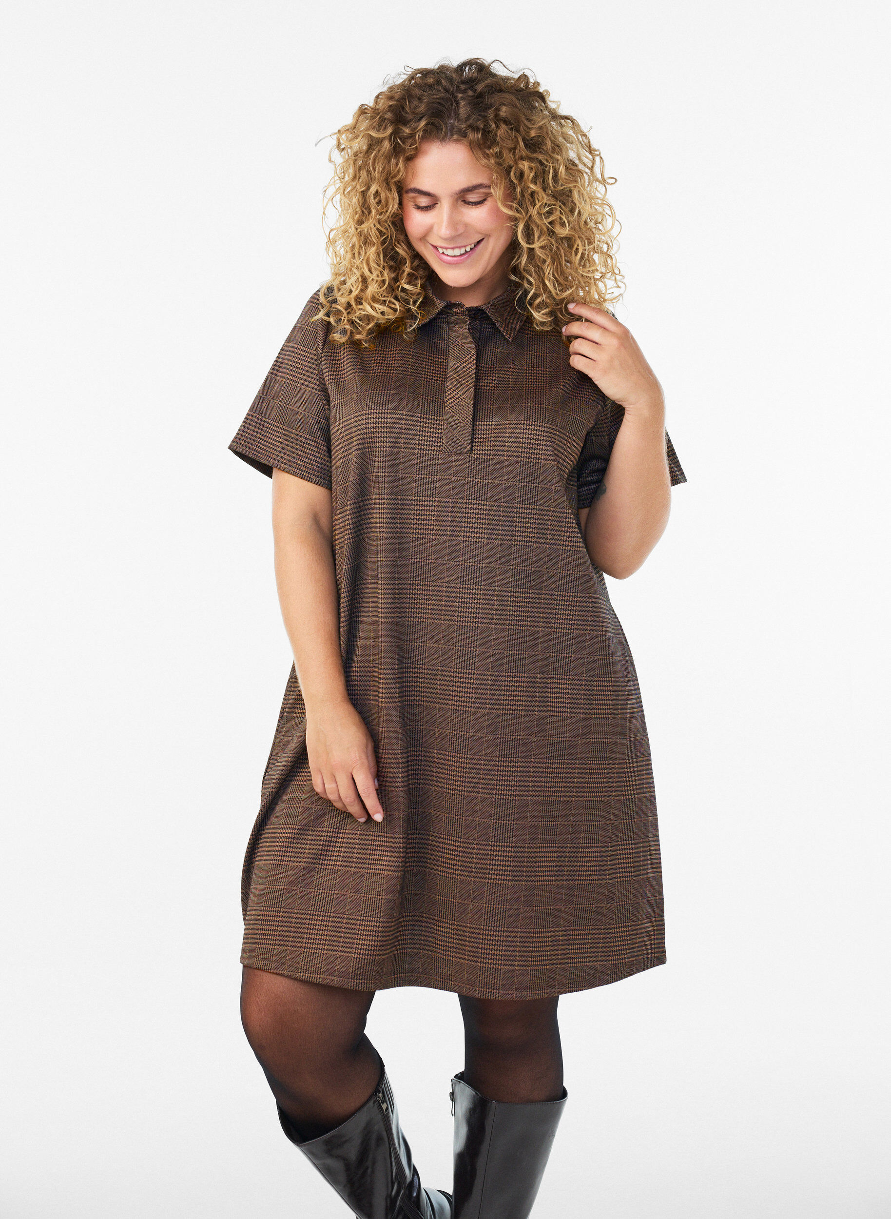 Robe courte &agrave; carreaux avec un col de chemise, Marron, Model