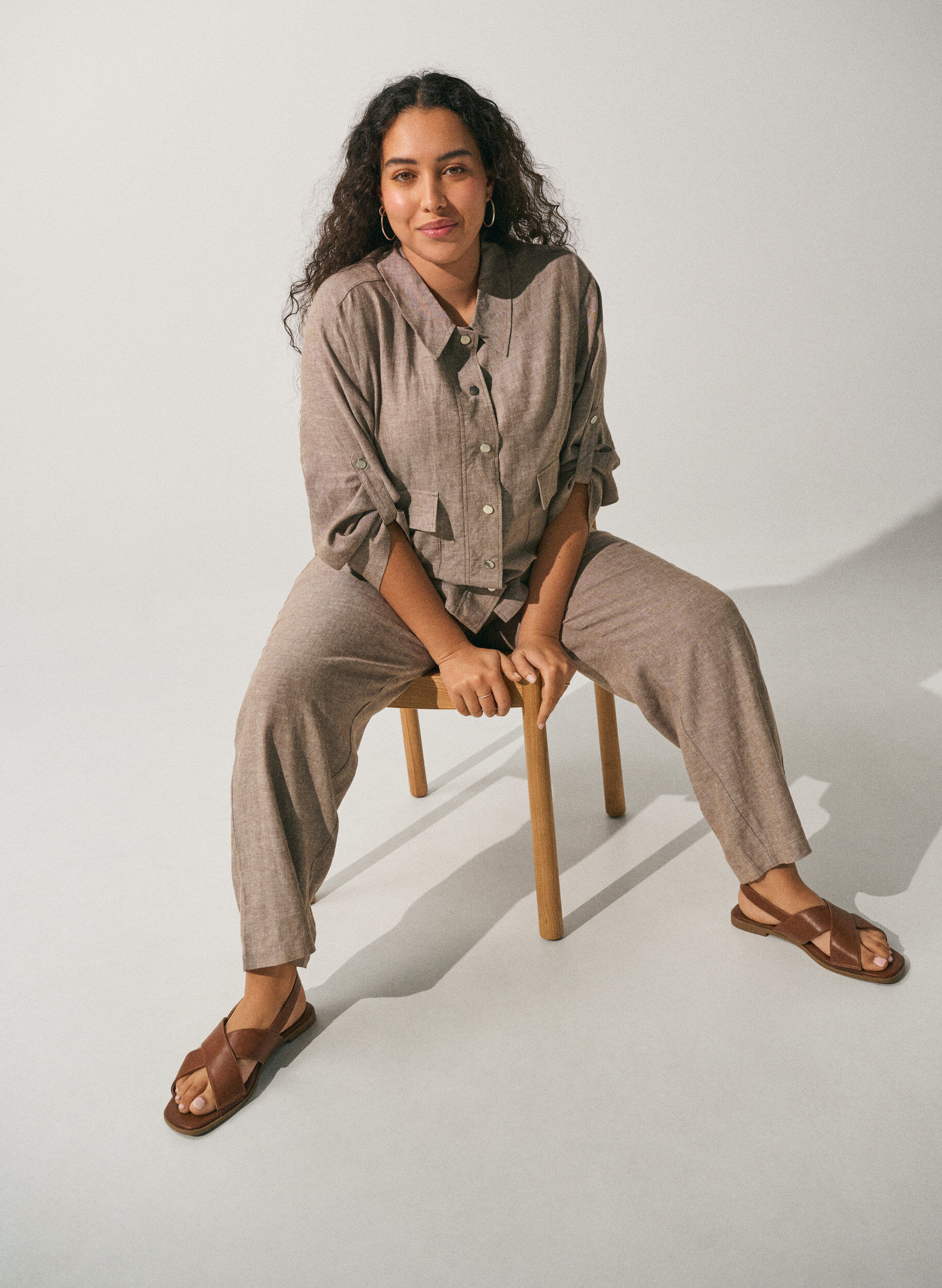 Zizzi Hemdbluse aus Leinen und Viskose mit verstellbarer Taille, Braun, Image image number 0