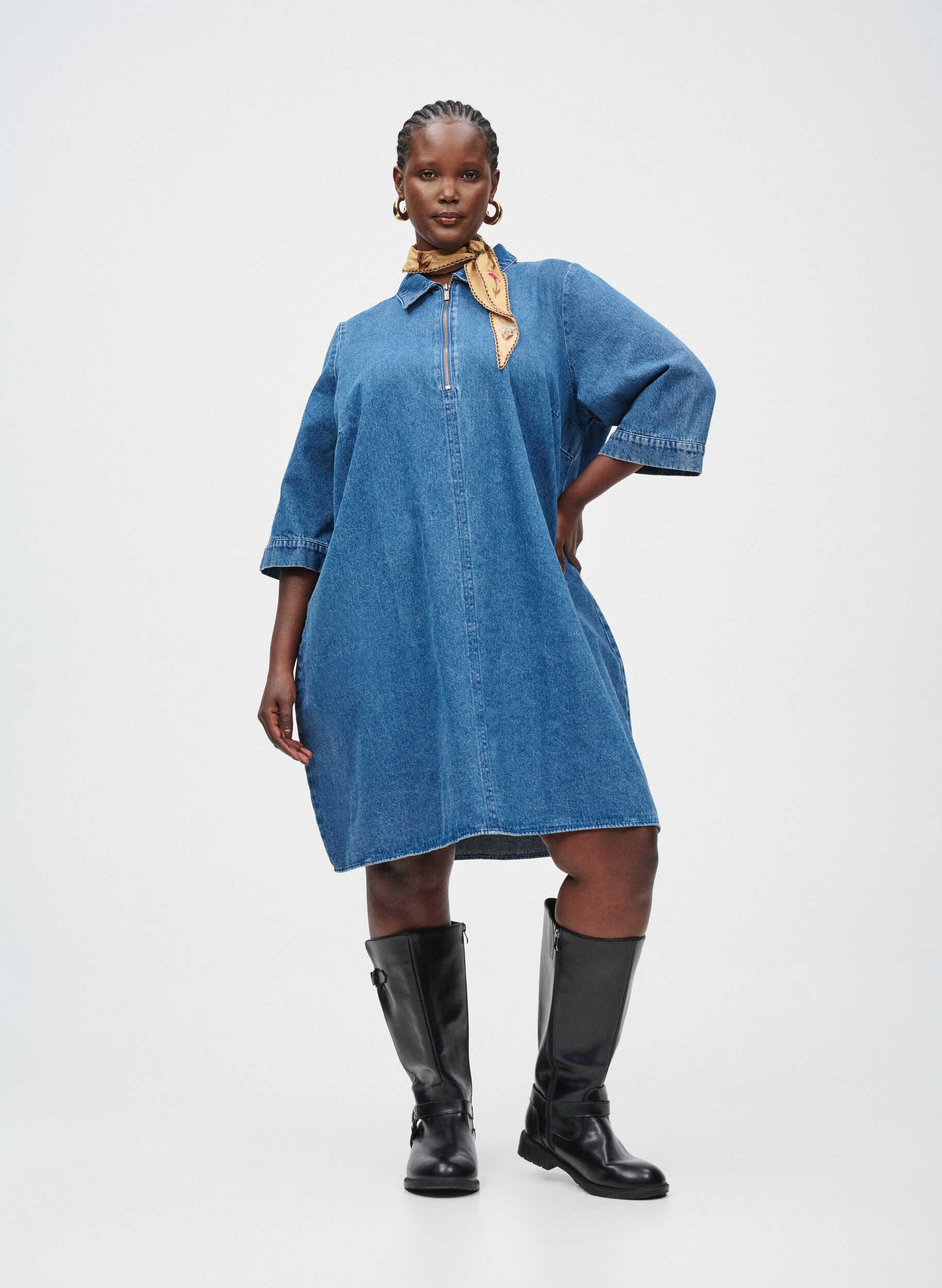 Zizzi Kurzes Denim-Kleid mit Rei&szlig;verschluss und 3/4-&Auml;rmeln, Blau, Image image number 0