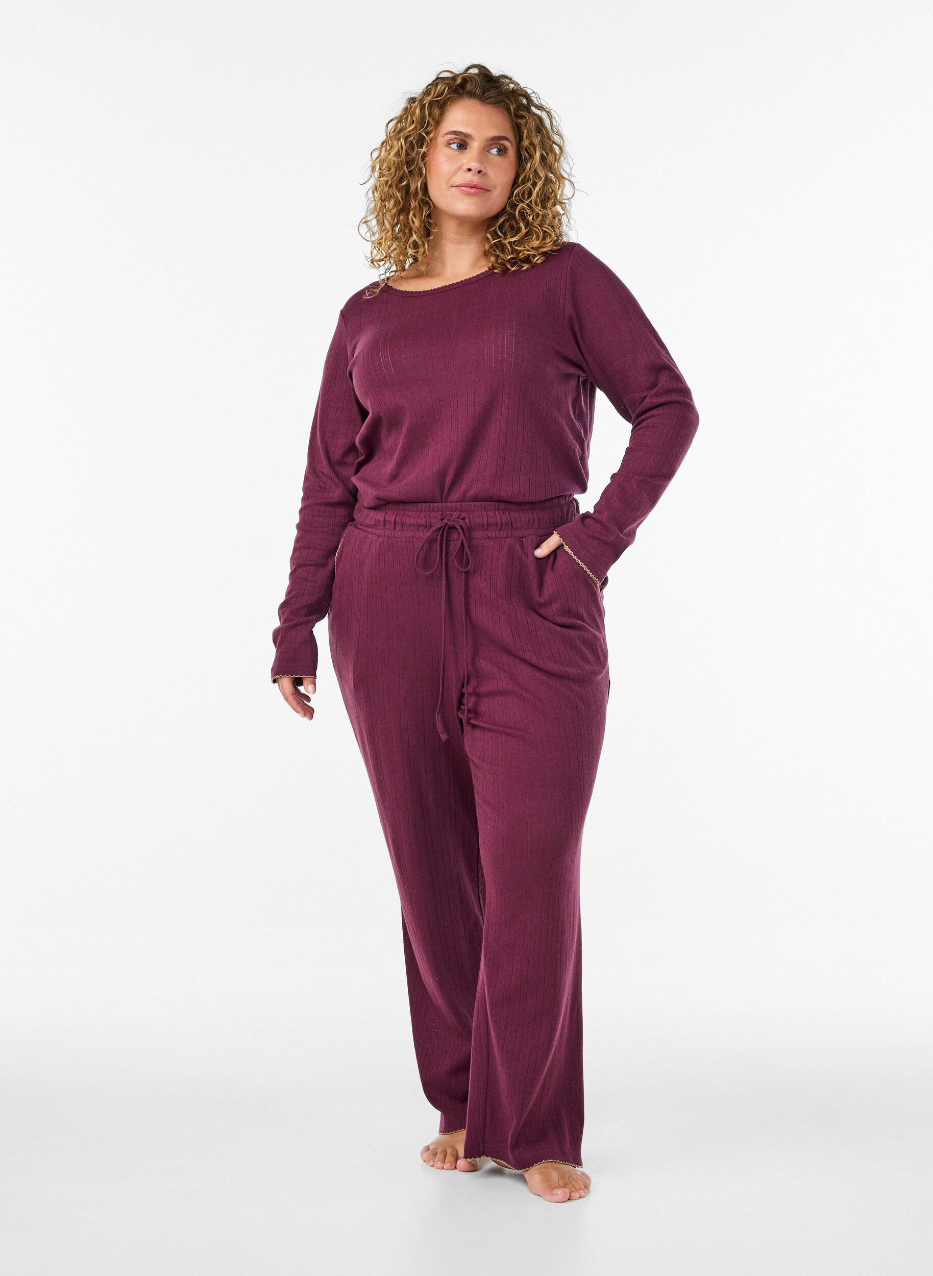 Pyjamahose aus Bio-Baumwolle mit Lochstickerei, Dunkles Bordeaux, Model