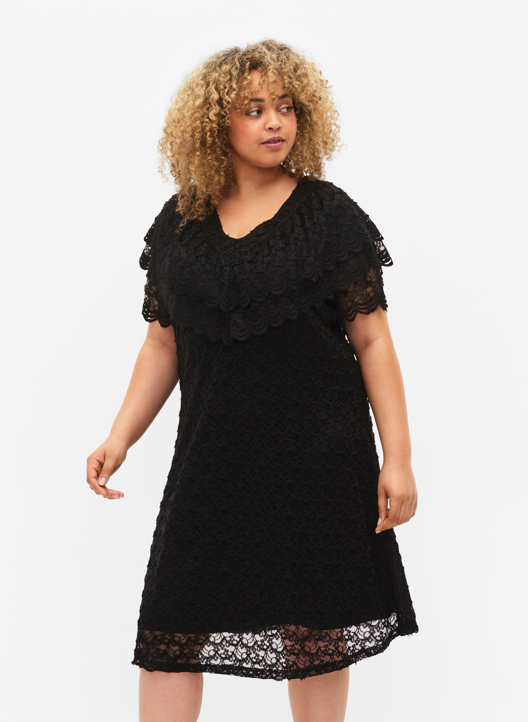 Zizzi Kurz&auml;rmeliges Kleid aus Spitze mit breiten R&uuml;schen, Black, Model image number 0