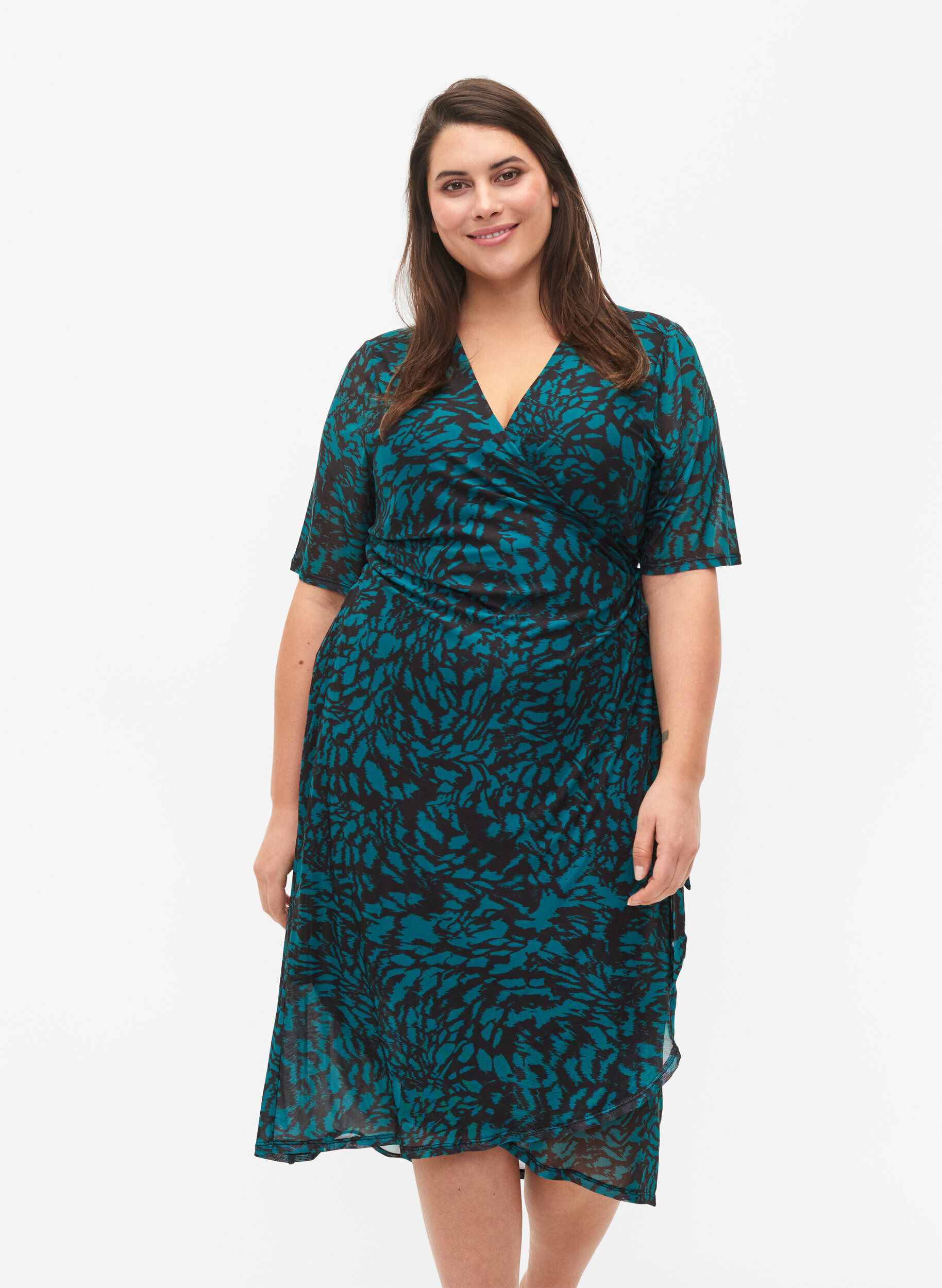 Zizzi Robe midi enveloppante imprim&eacute;e, Black Green AOP, Model image number 0