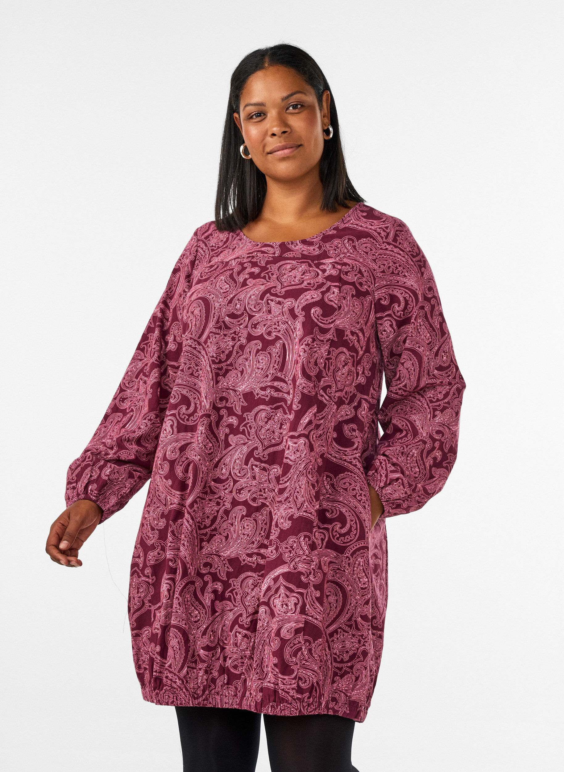 Robe courte en coton avec un ourlet &eacute;lastique et des manches longues, Bordeaux fonc&eacute;, Model