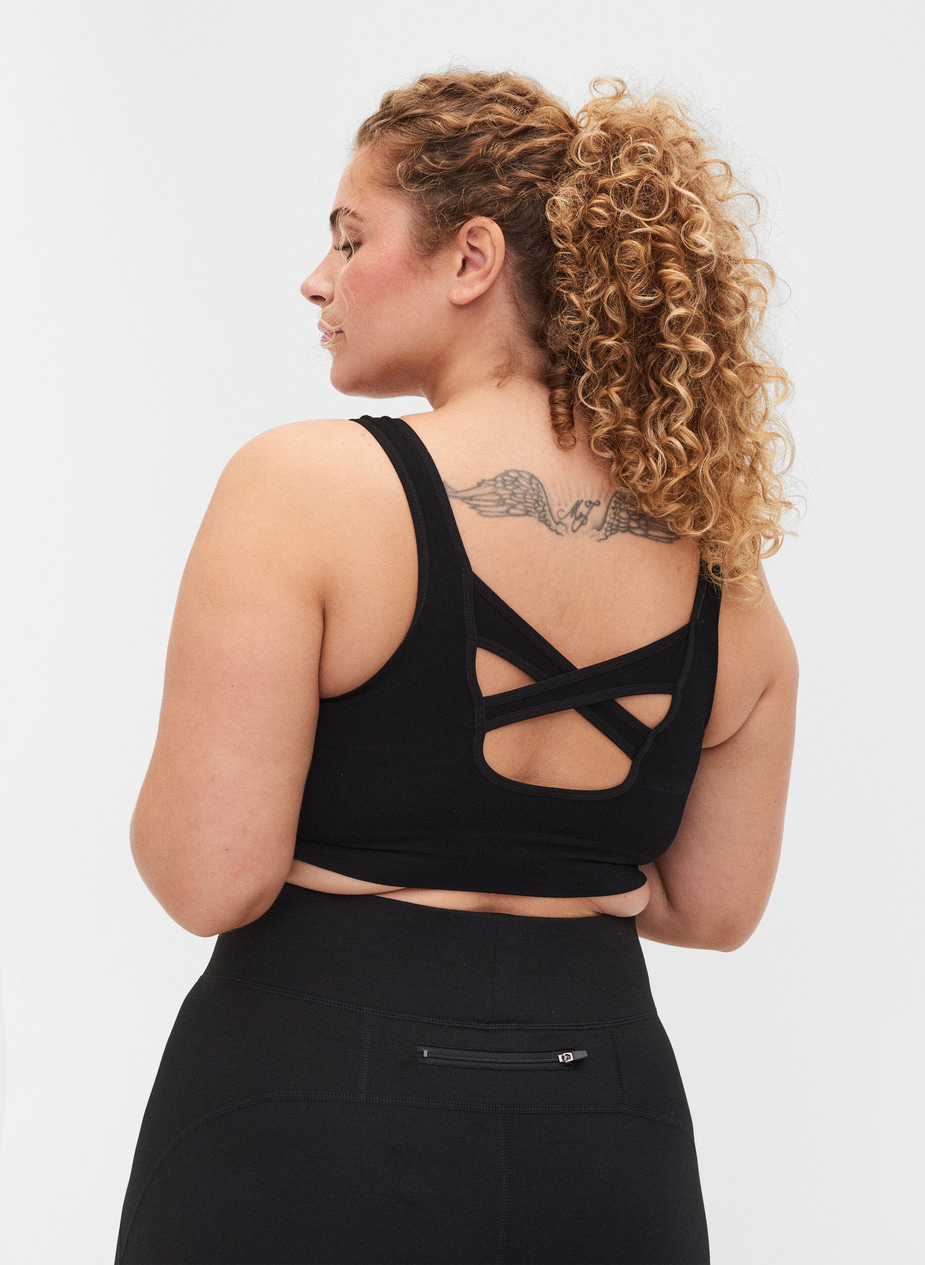 Zizzi Einfarbiger Sport-BH mit Kreuz am R&uuml;cken, Black, Model image number 1