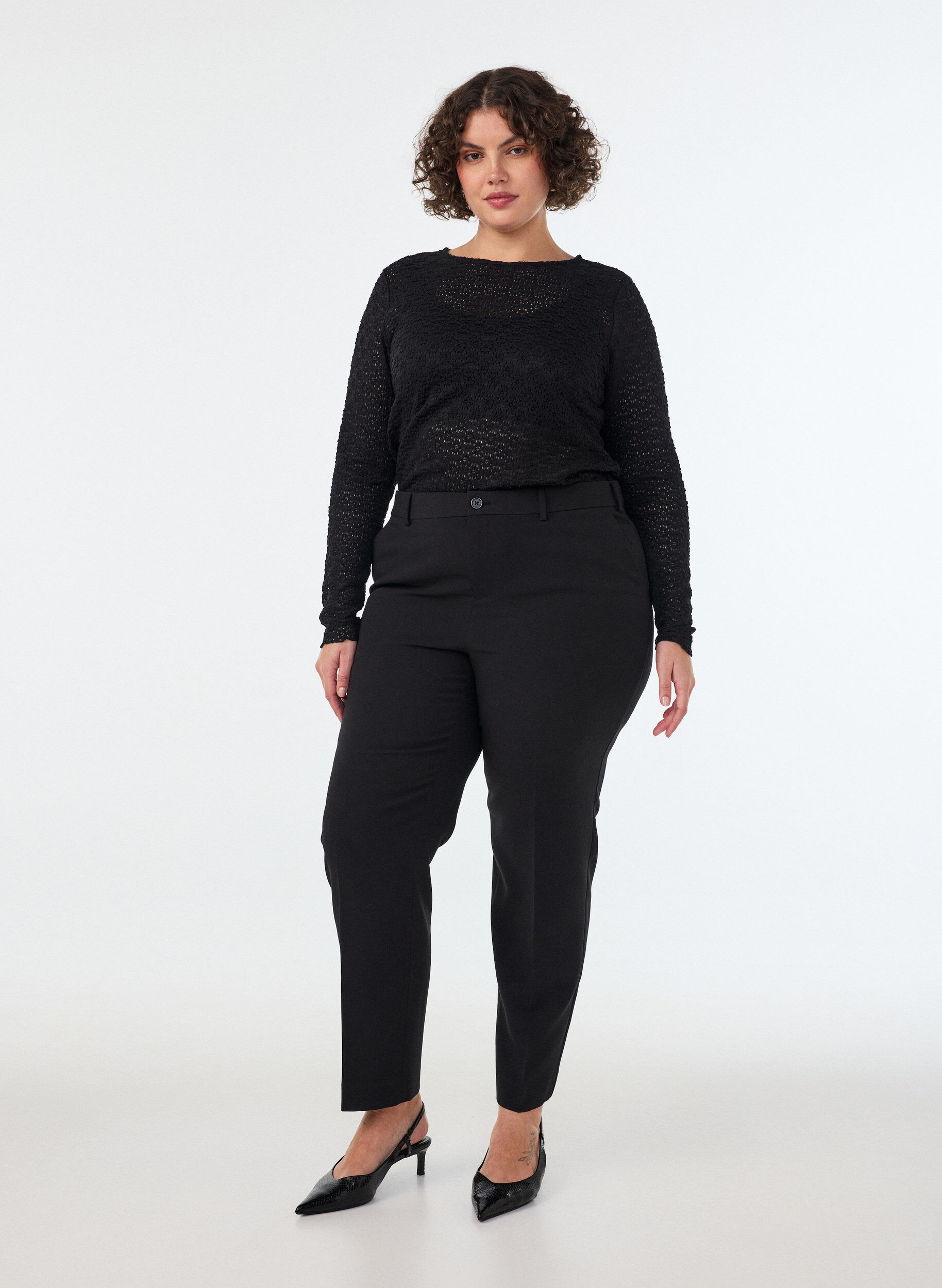 Pantalon de tailleur avec une taille haute et des plis marqu&eacute;s, Noir, Model