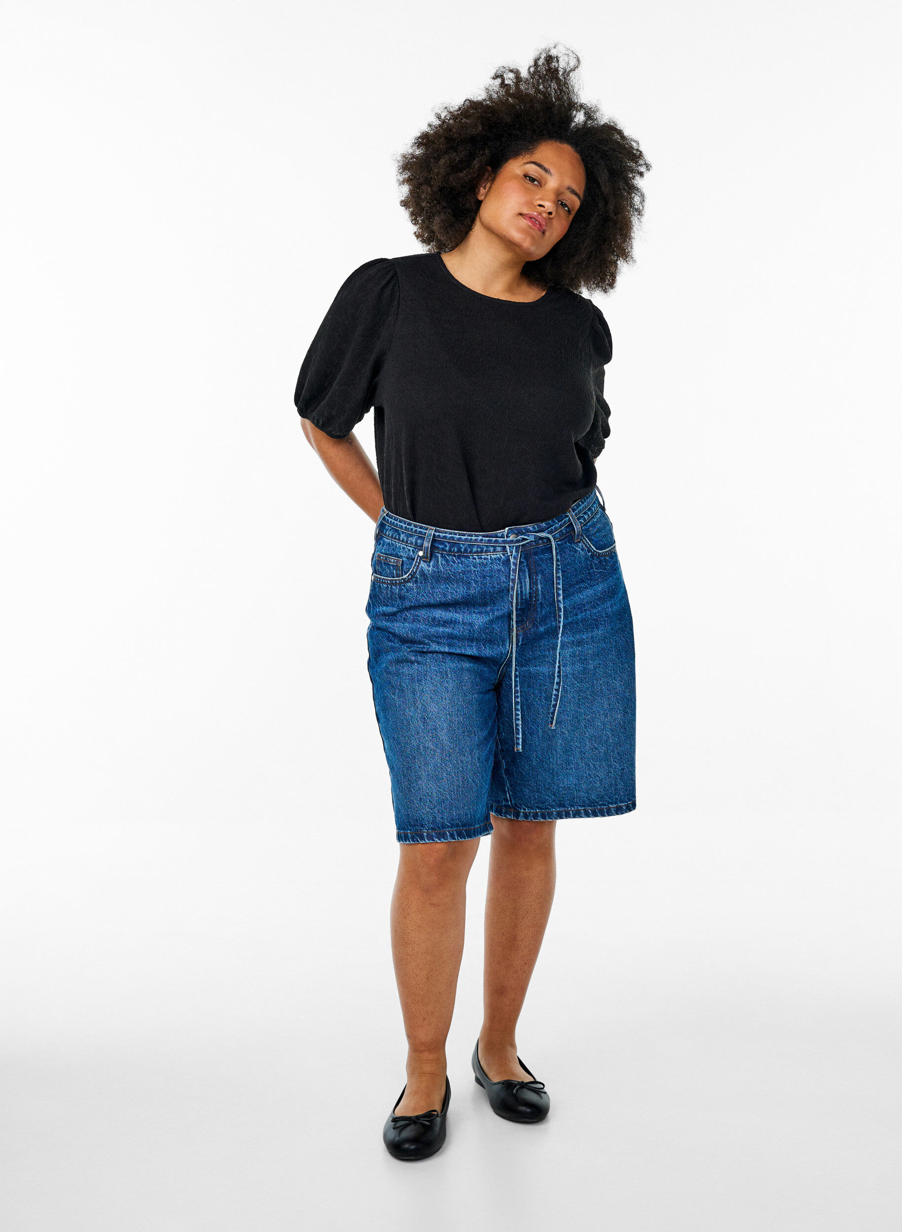 Zizzi Strukturierte Bluse mit kurzen &Auml;rmeln, Schwarz, Model image number 1