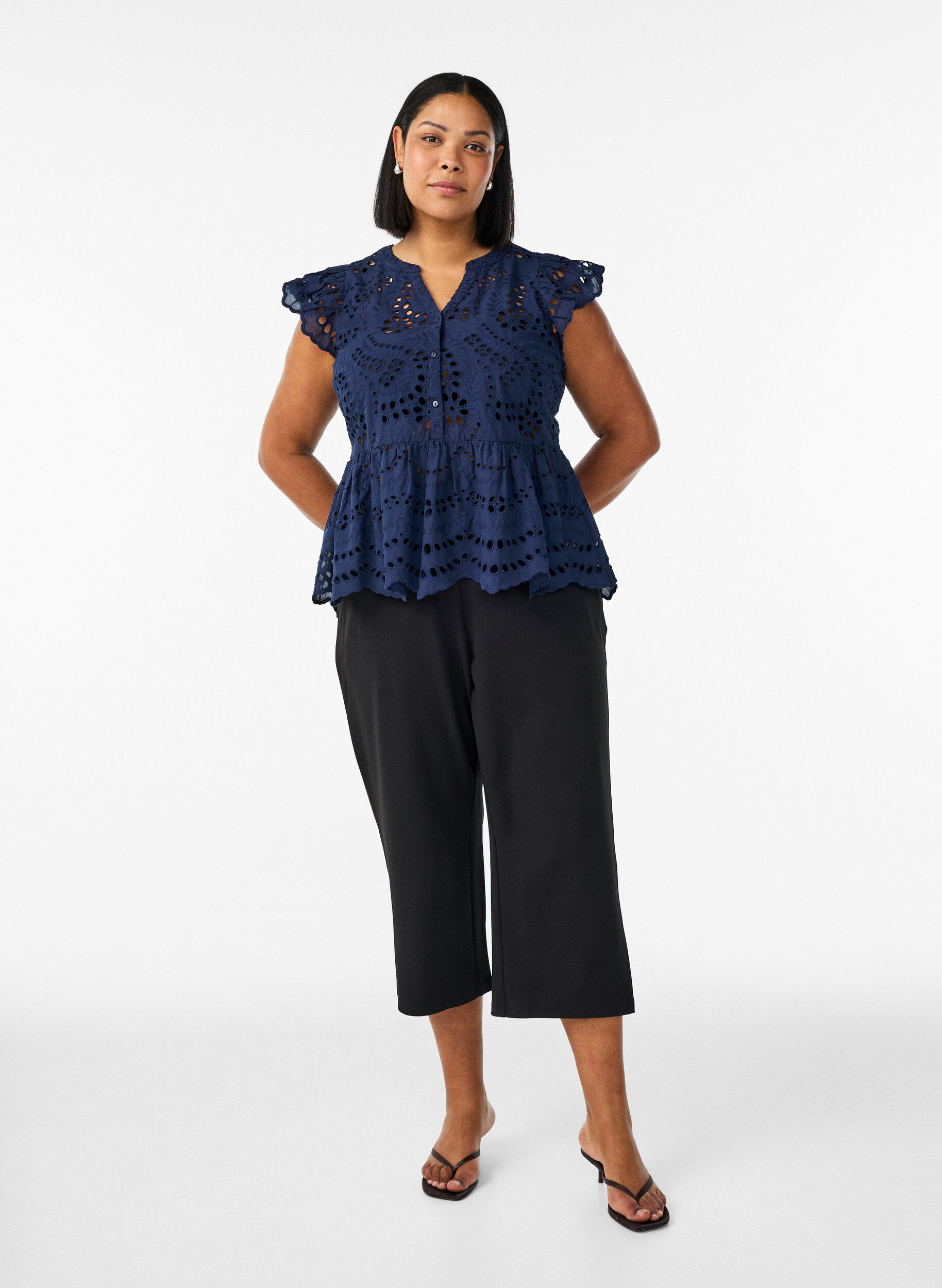 Zizzi &Auml;rmellose Bluse aus Lochstickerei mit R&uuml;schen, Blau, Model image number 1