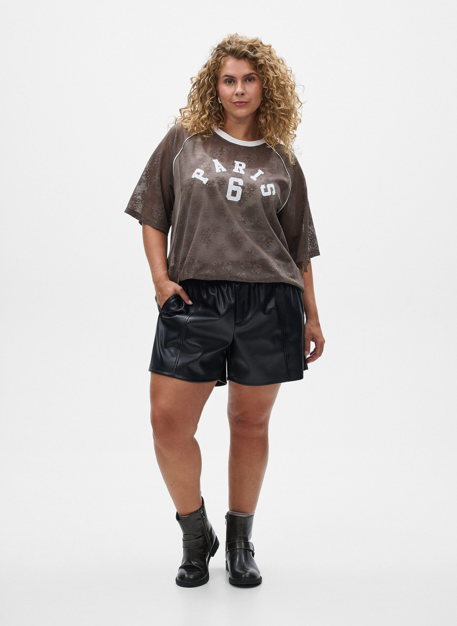 Zizzi T-Shirt aus Spitze mit Textaufdruck, Braun, Model image number 1