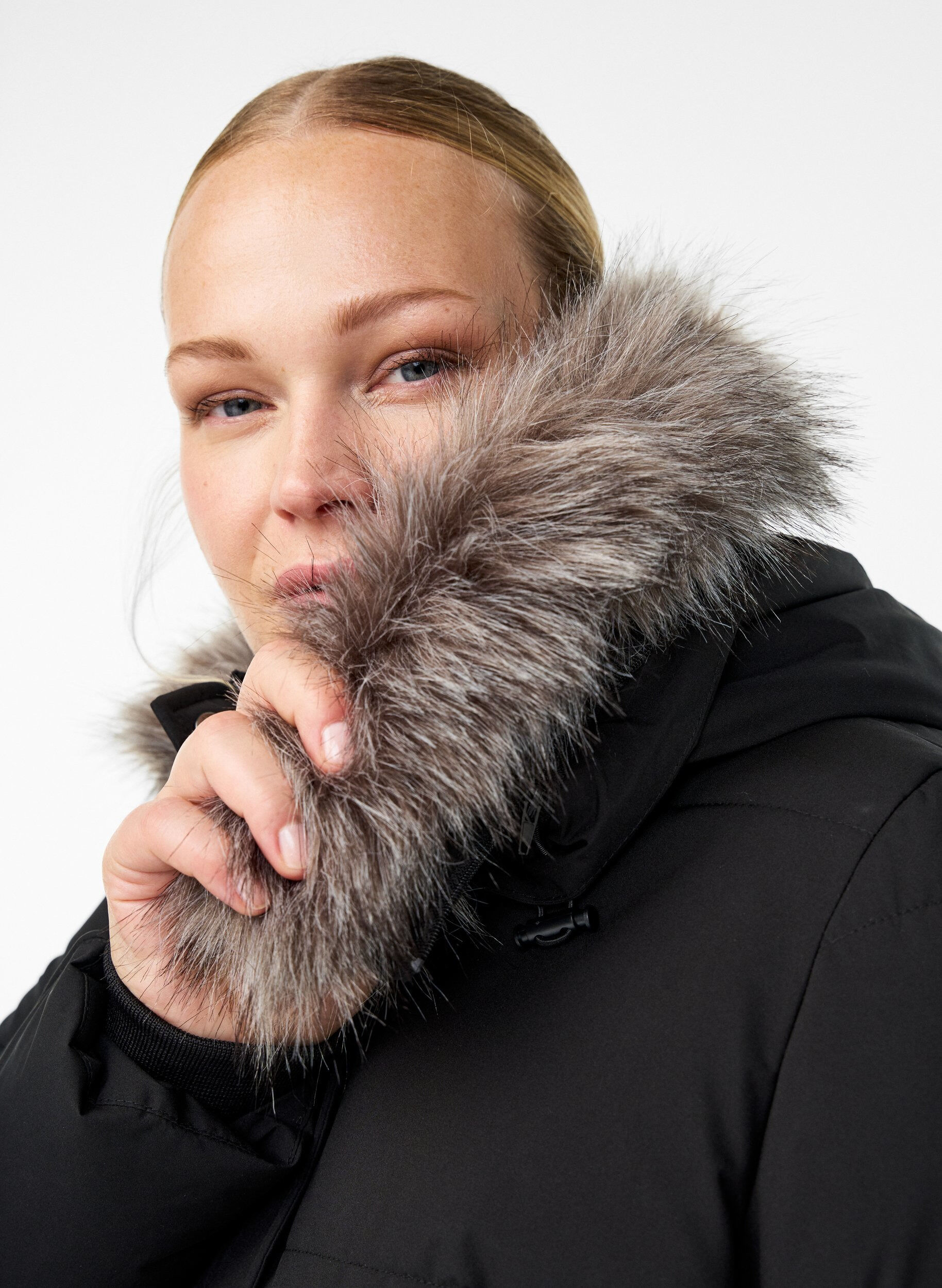 Zizzi Wasserabweisender Parka mit Kunstpelzkragen, Schwarz, Model image number 3