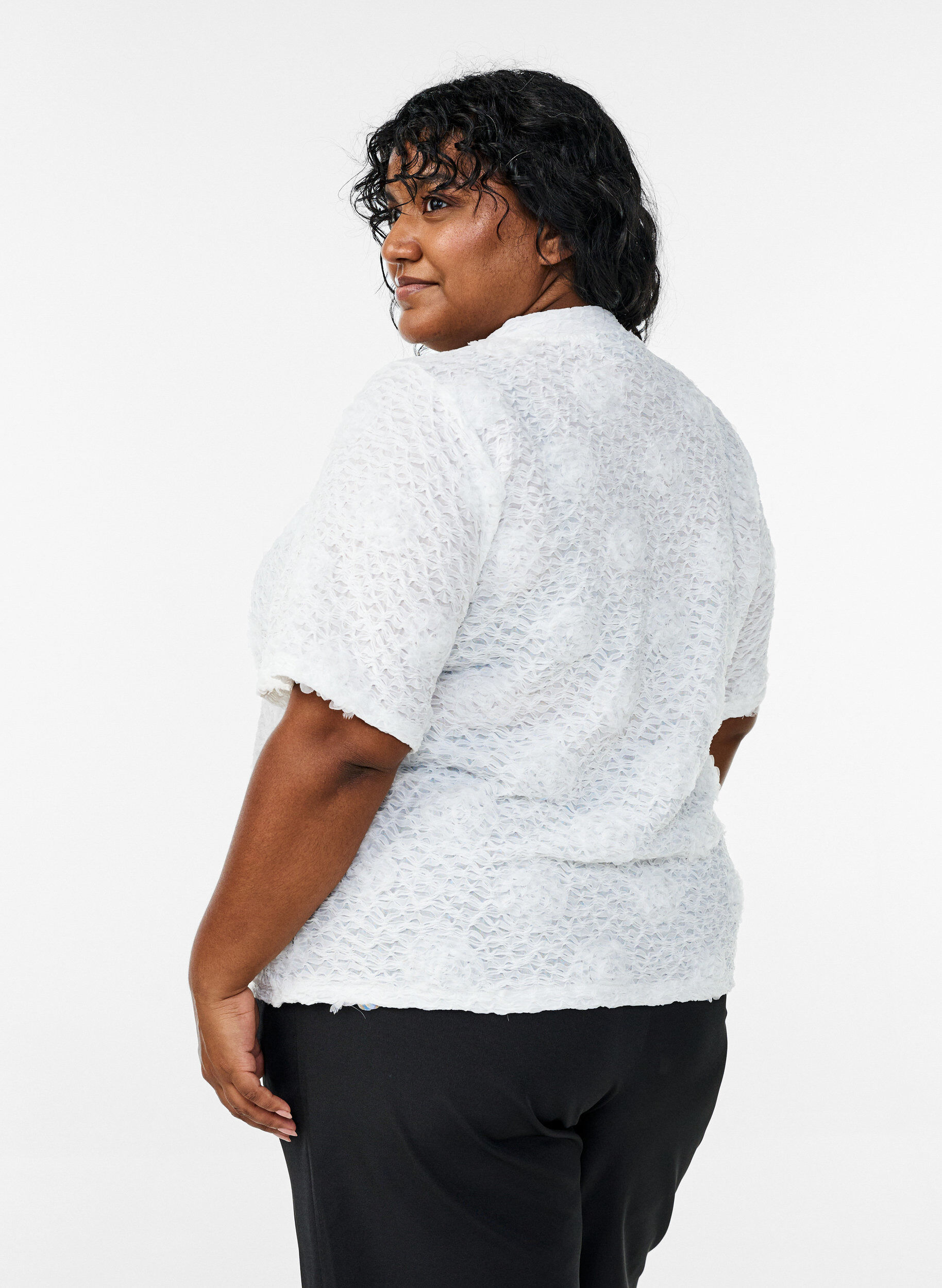 Zizzi Bluse mit 3D-Blumen und kurzen &Auml;rmeln, Wei&szlig;, Model image number 2