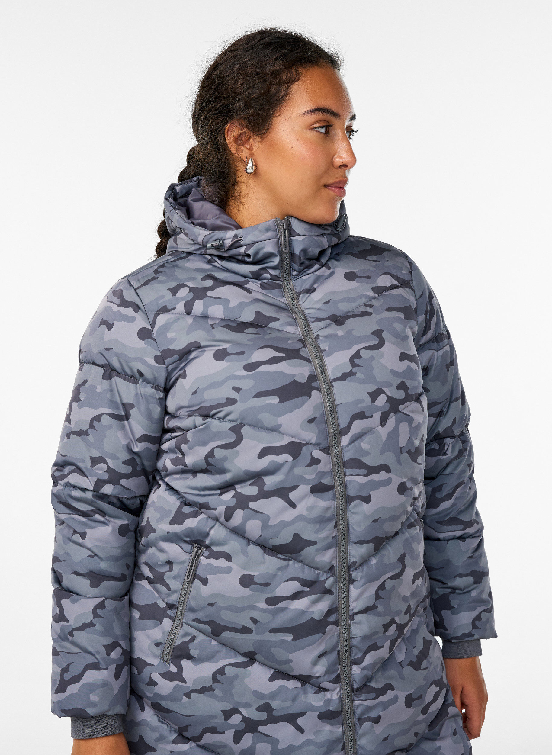Zizzi Lange Camouflage-Steppjacke, Grau, Model image number 3