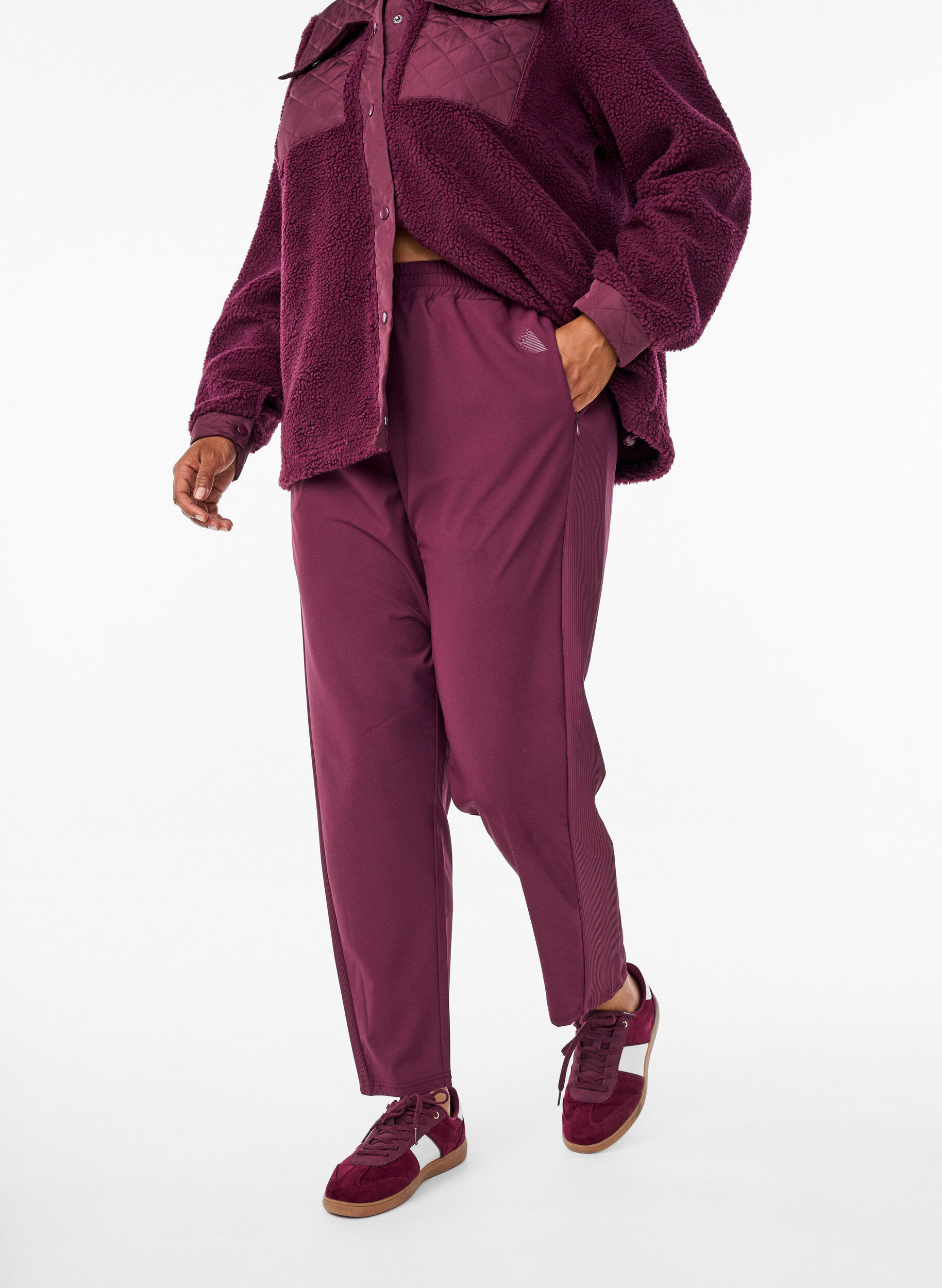 Zizzi Leichte Trainingshose mit Taschen, Rot, Model image number 2