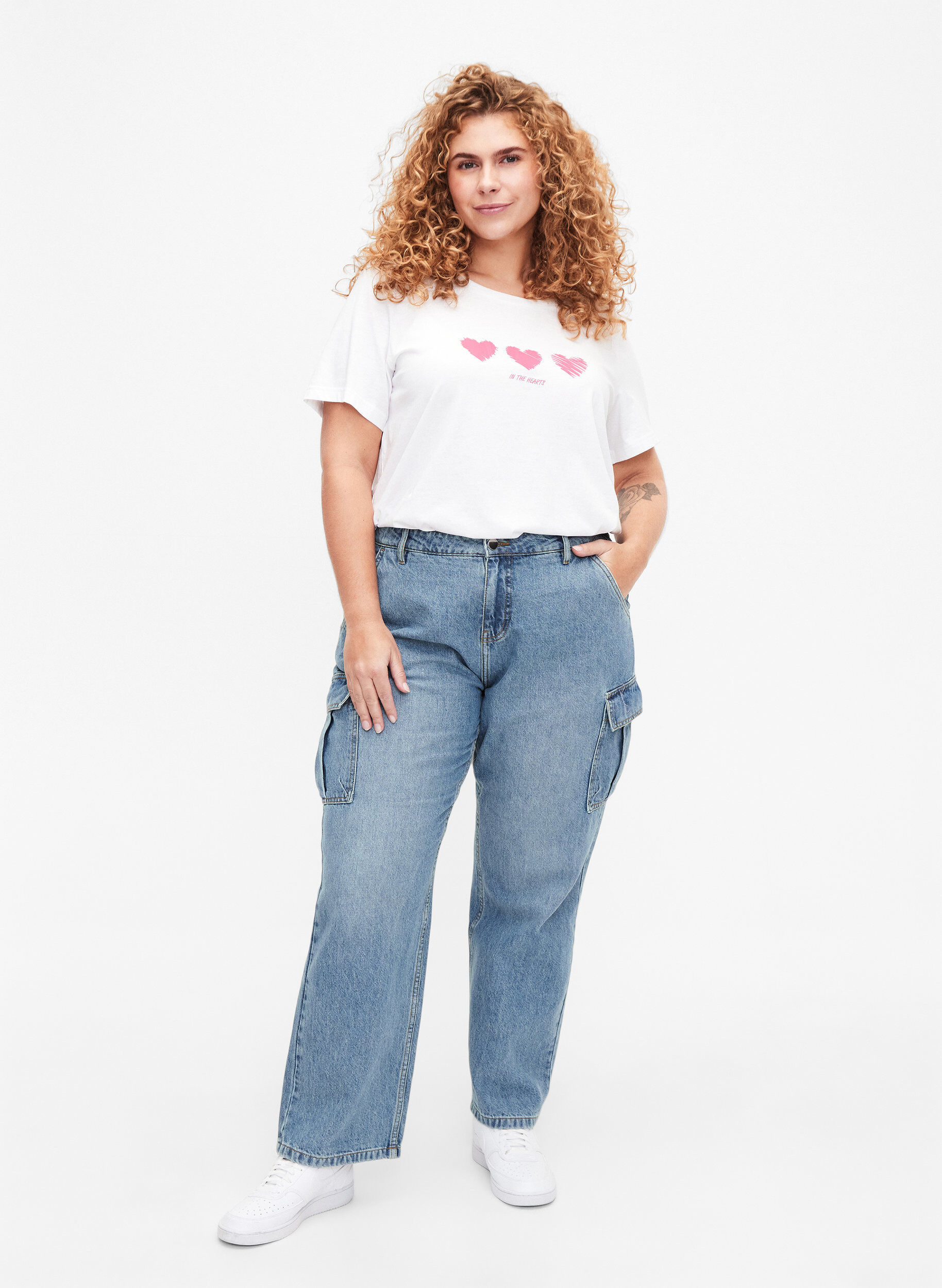 Zizzi T-Shirt aus Baumwolle mit Rundhalsausschnitt und Aufdruck, B. White W. Hearts, Model image number 2