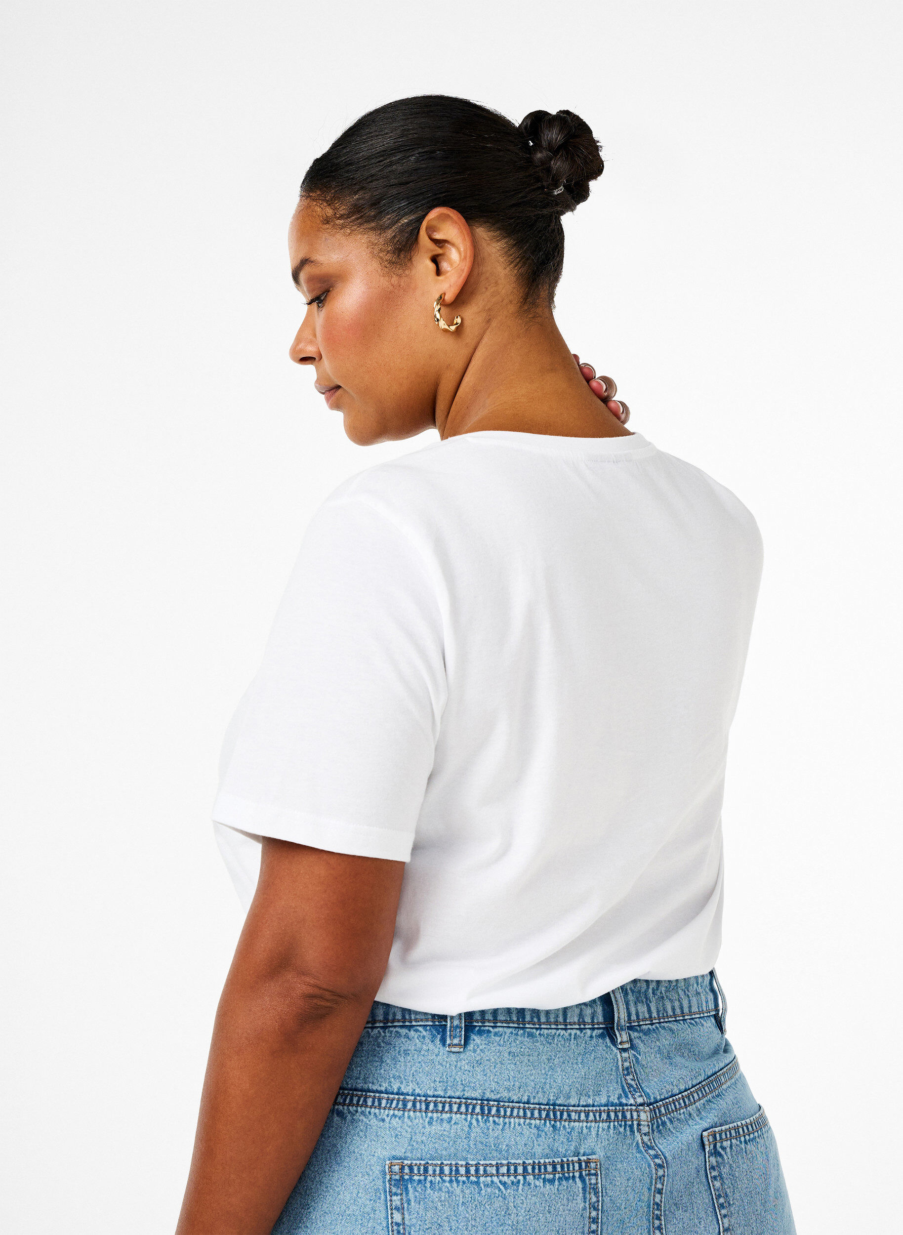 Zizzi T-shirt en coton biologique avec n&oelig;ud, Bright White, Model image number 1
