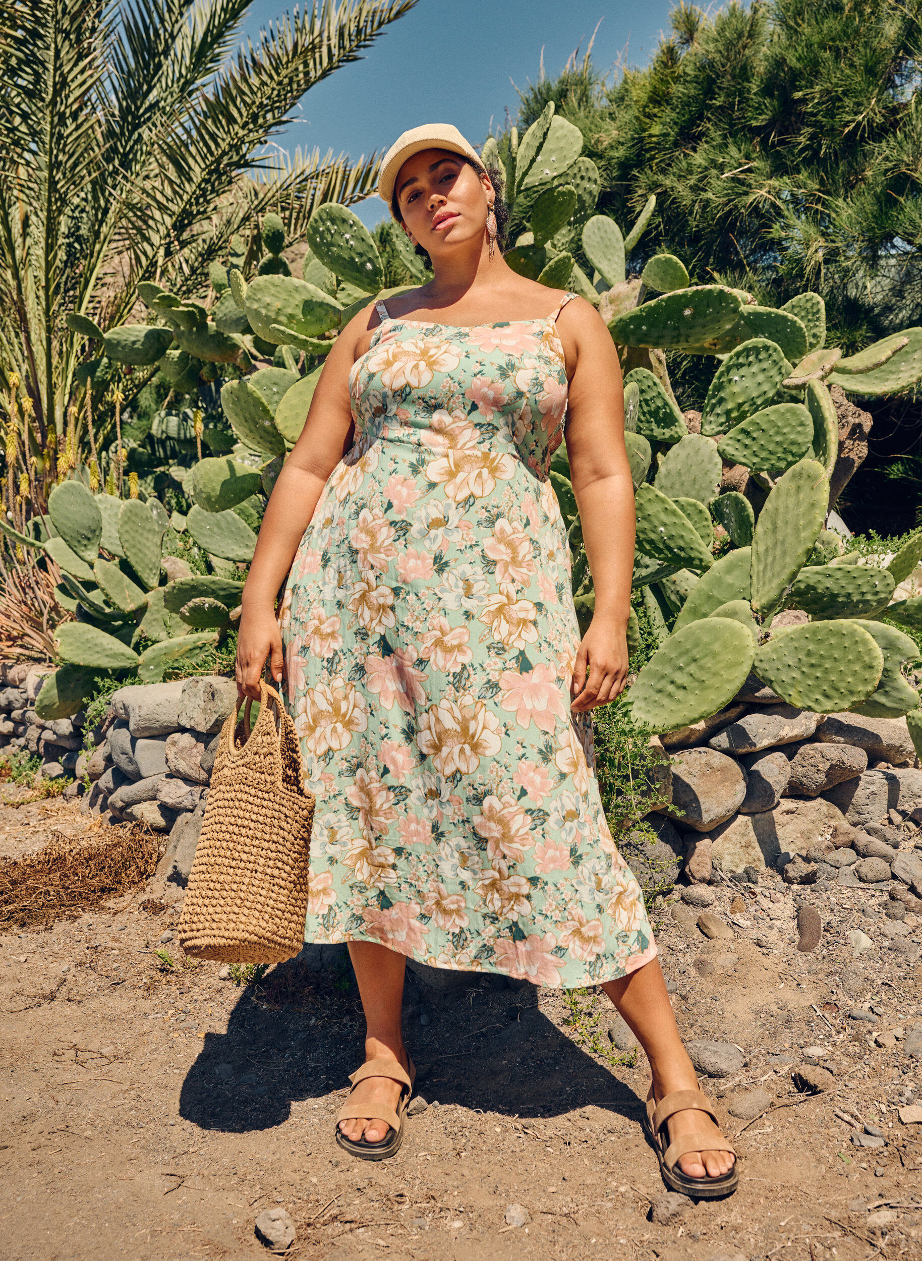 Zizzi Robe &agrave; bretelles en viscose florale avec smocking, Green Flower, Image image number 0