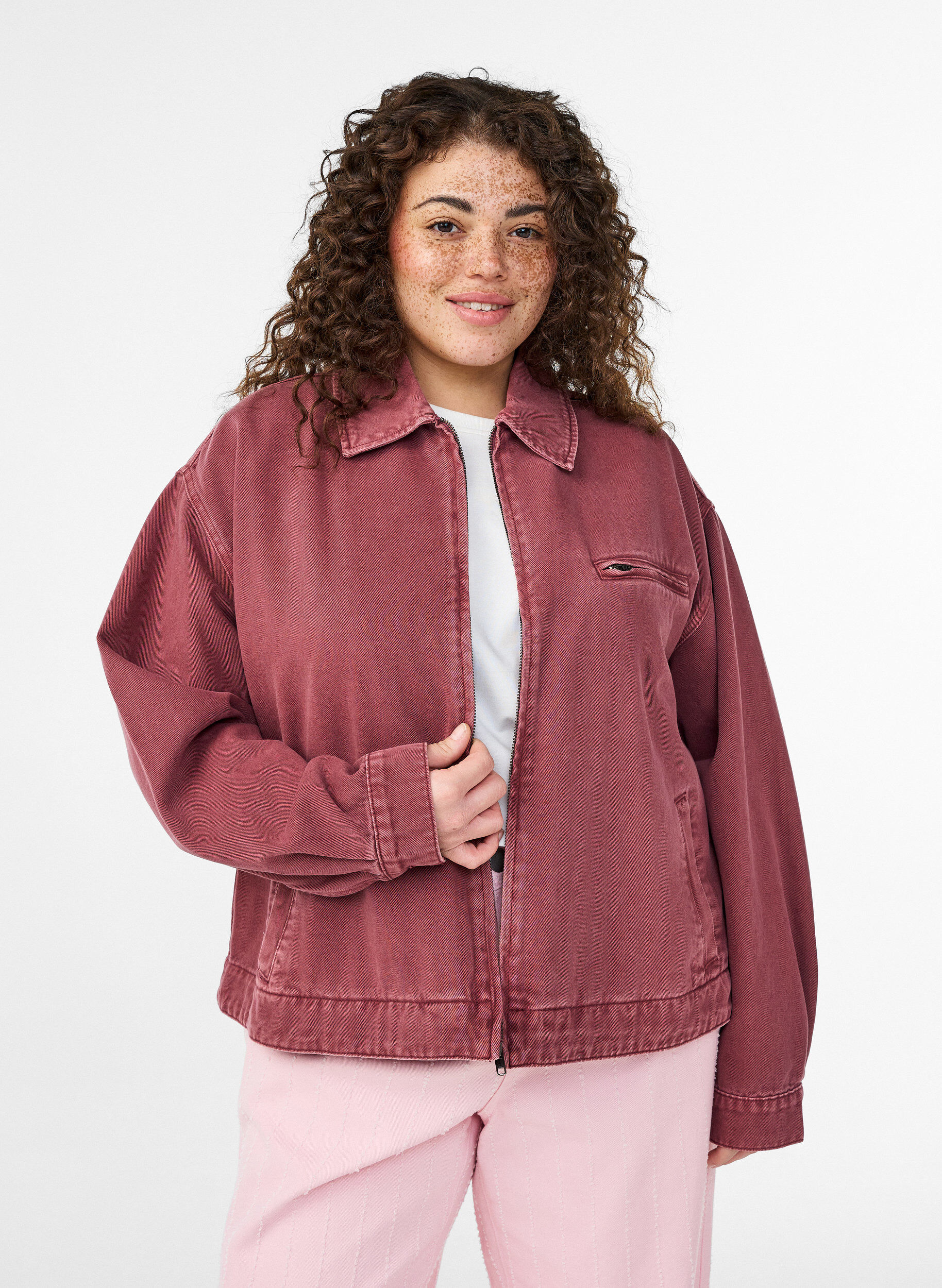 Veste en denim color&eacute; avec fermeture zipp&eacute;e, Rose poudr&eacute;e, Model