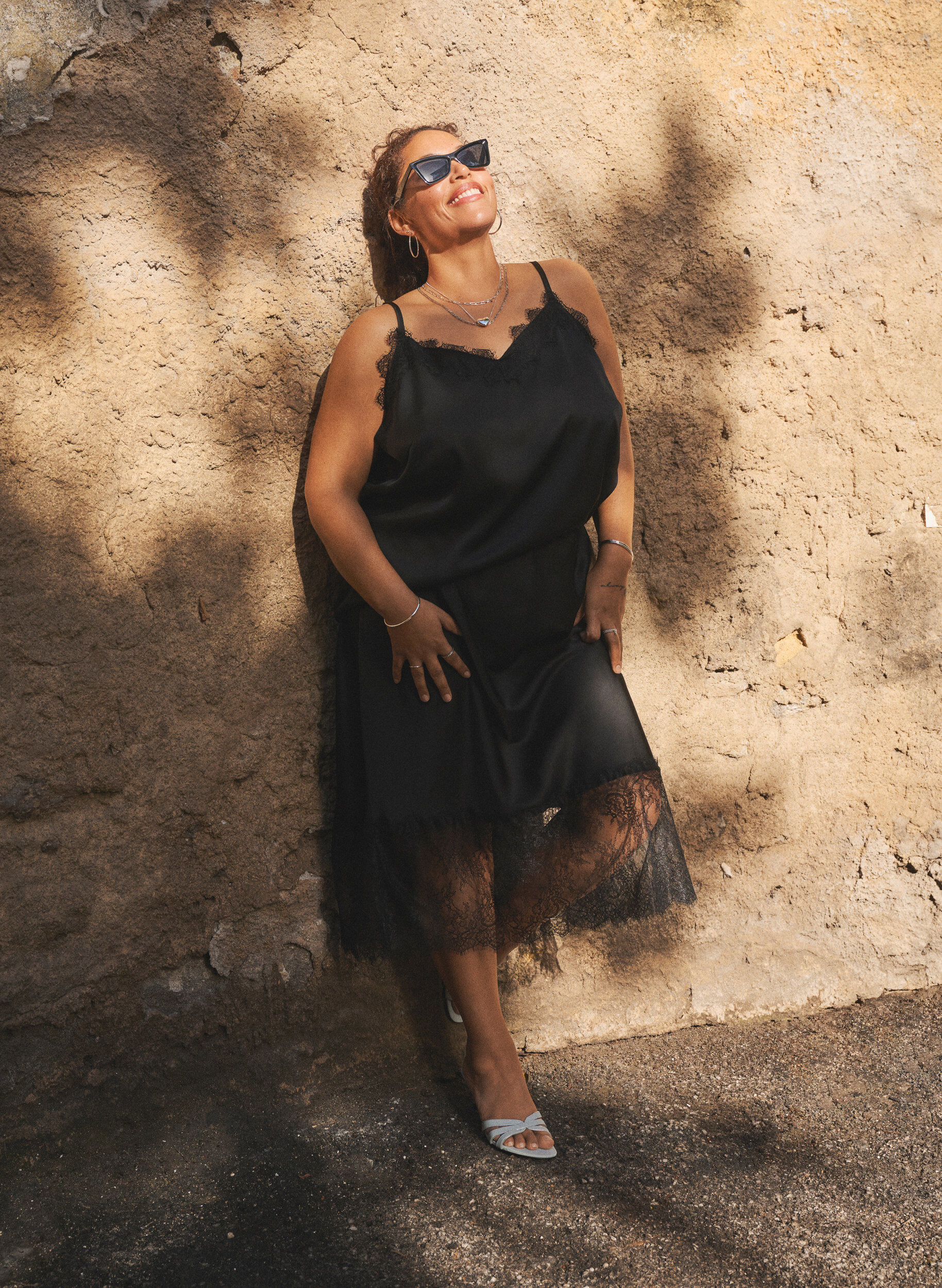 Zizzi Jupe satin&eacute;e avec bordure en dentelle, Noir, Image image number 0