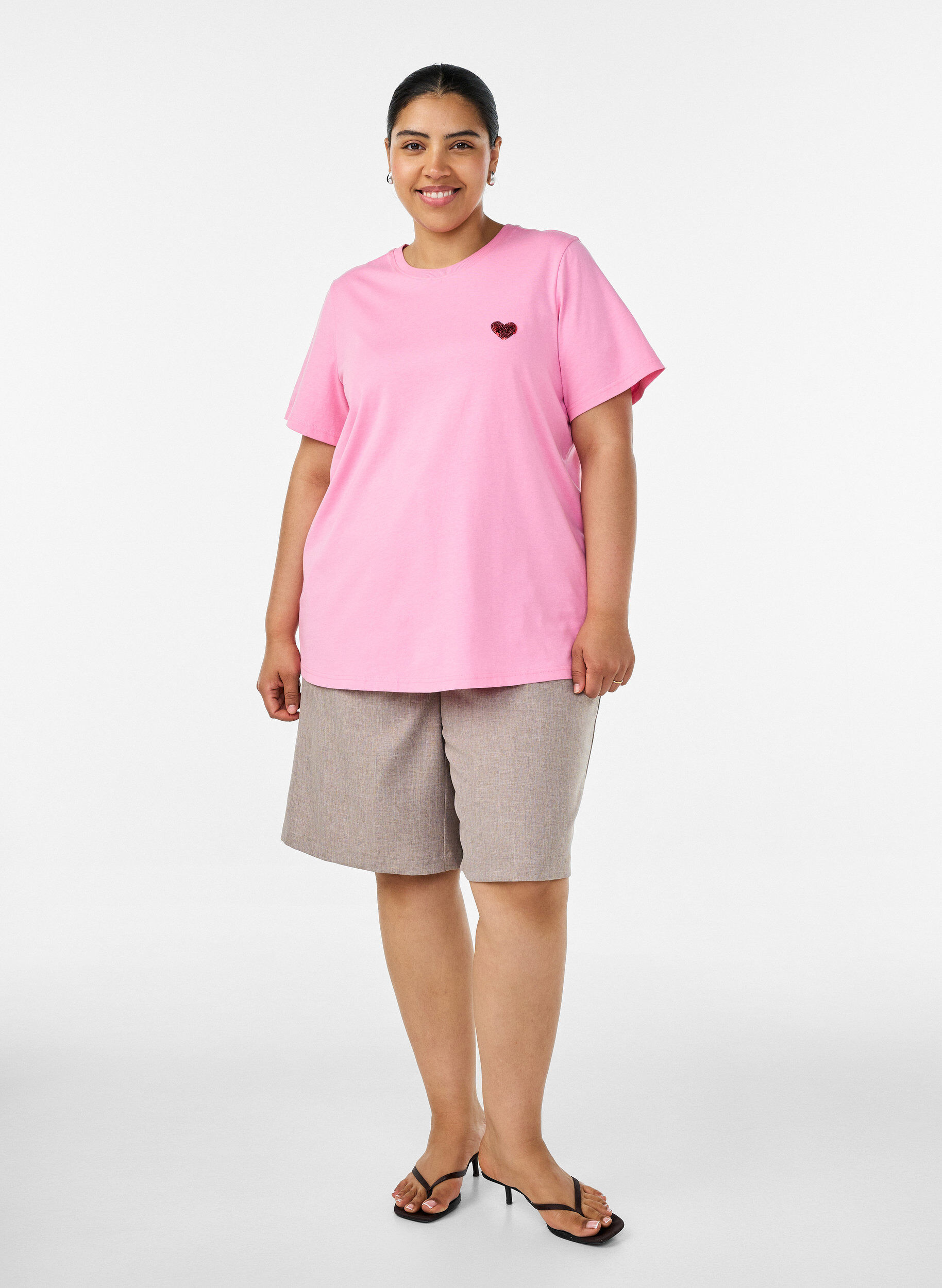 ZizziT-shirt avec un c&oelig;ur en sequins et imprim&eacute; color&eacute; au dos, Rose, Model image number 1