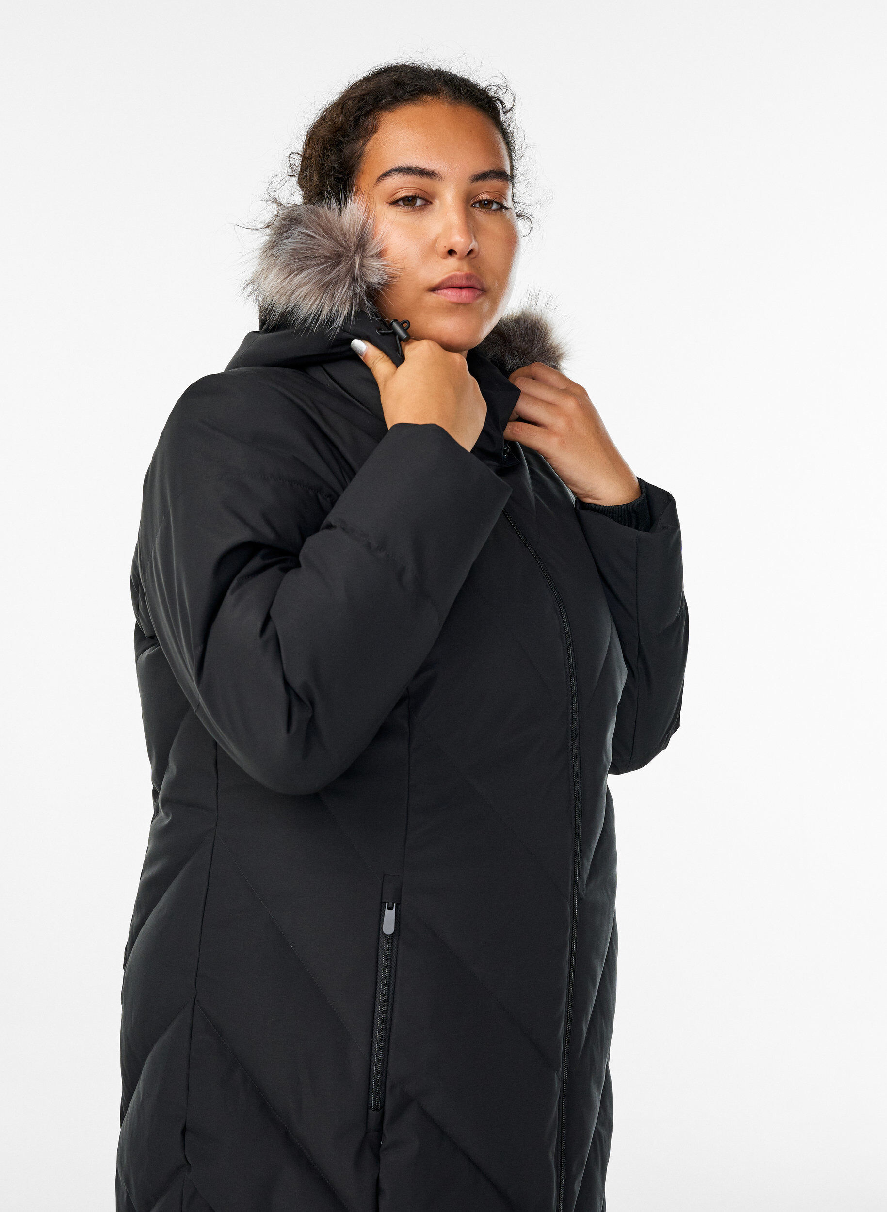 ZizziLanger Wintermantel mit Hakenverschl&uuml;ssen und Kunstfellkragen, Schwarz, Model image number 3
