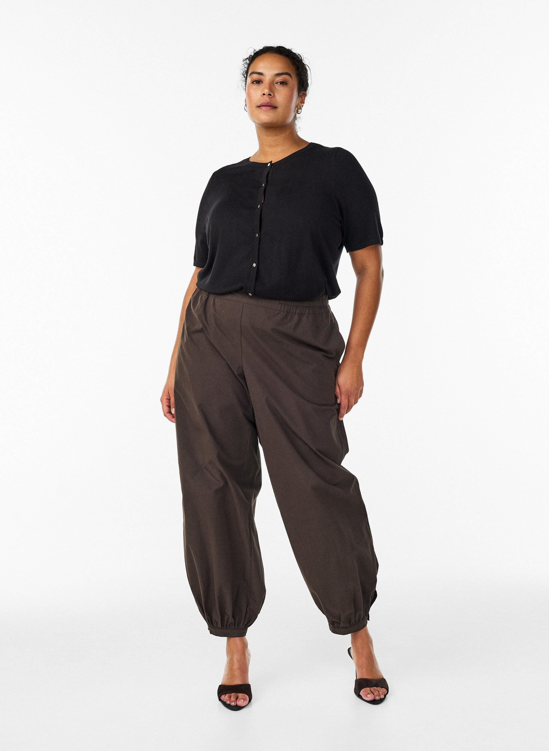 Zizzi Kurz&auml;rmelige Strickjacke aus Viskose, Schwarz, Model image number 1