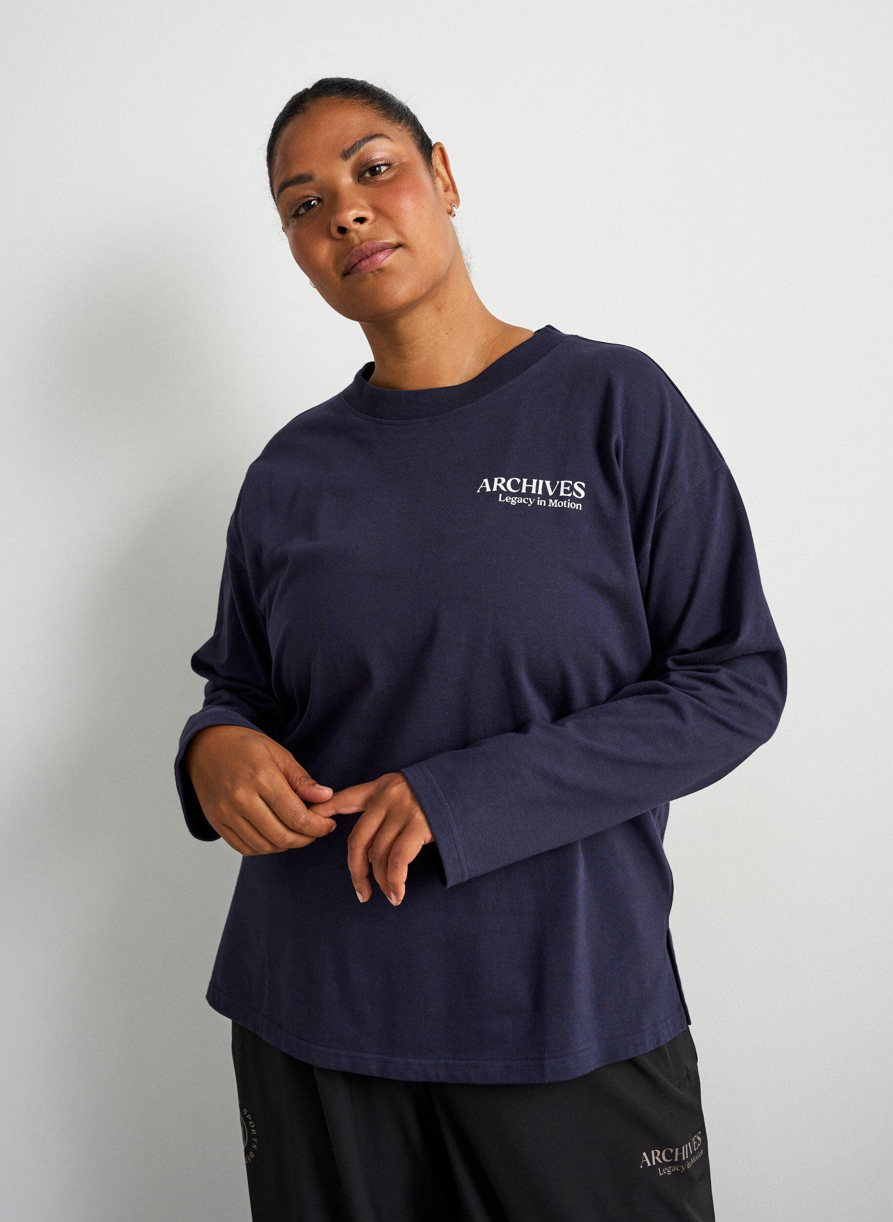 Lang&auml;rmelige Jerseybluse mit Textprint, Blau, Model