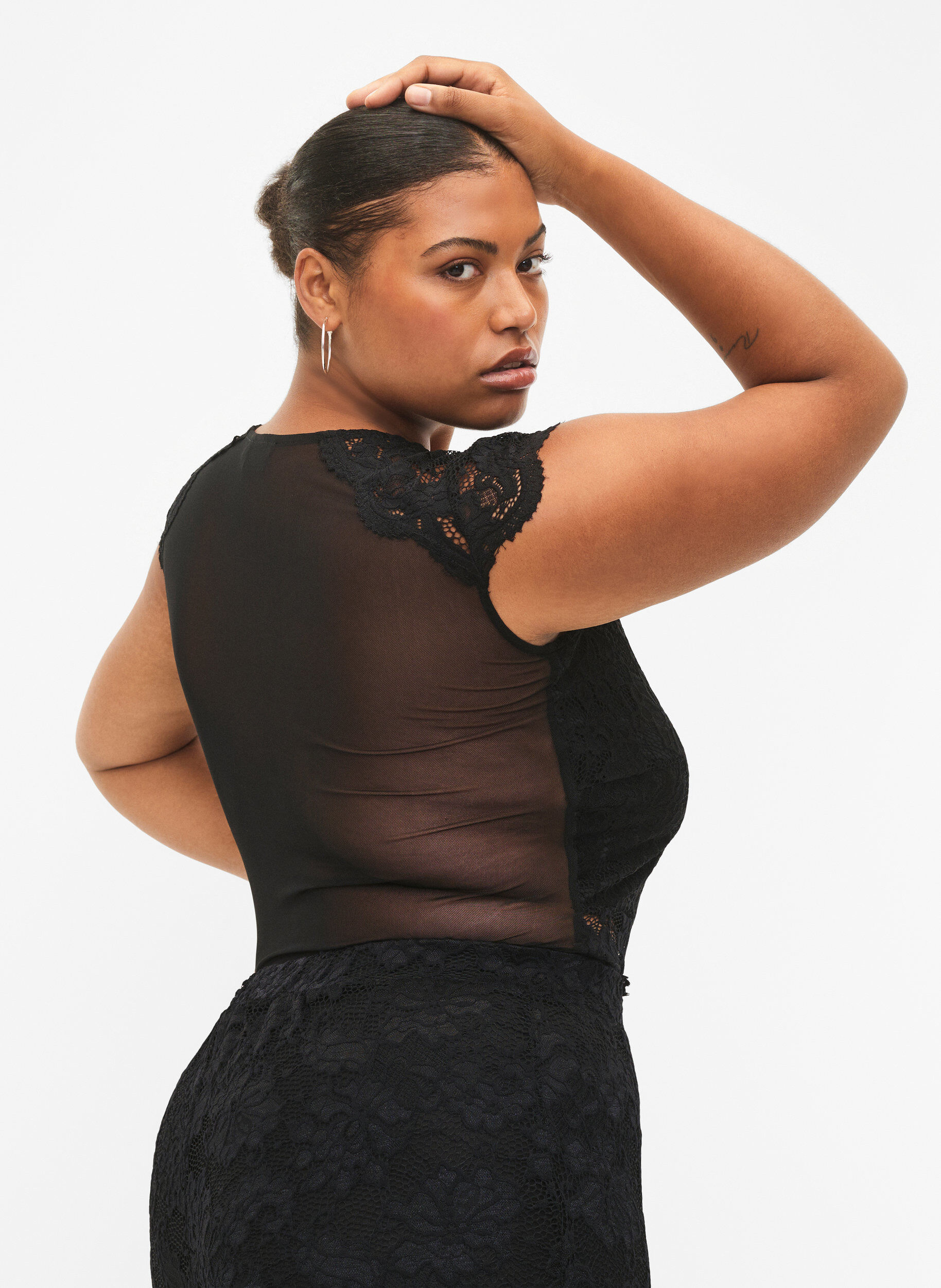 Zizzi Bodystocking avec dentelle et d&eacute;collet&eacute; en&nbsp;V, Black, Model image number 1