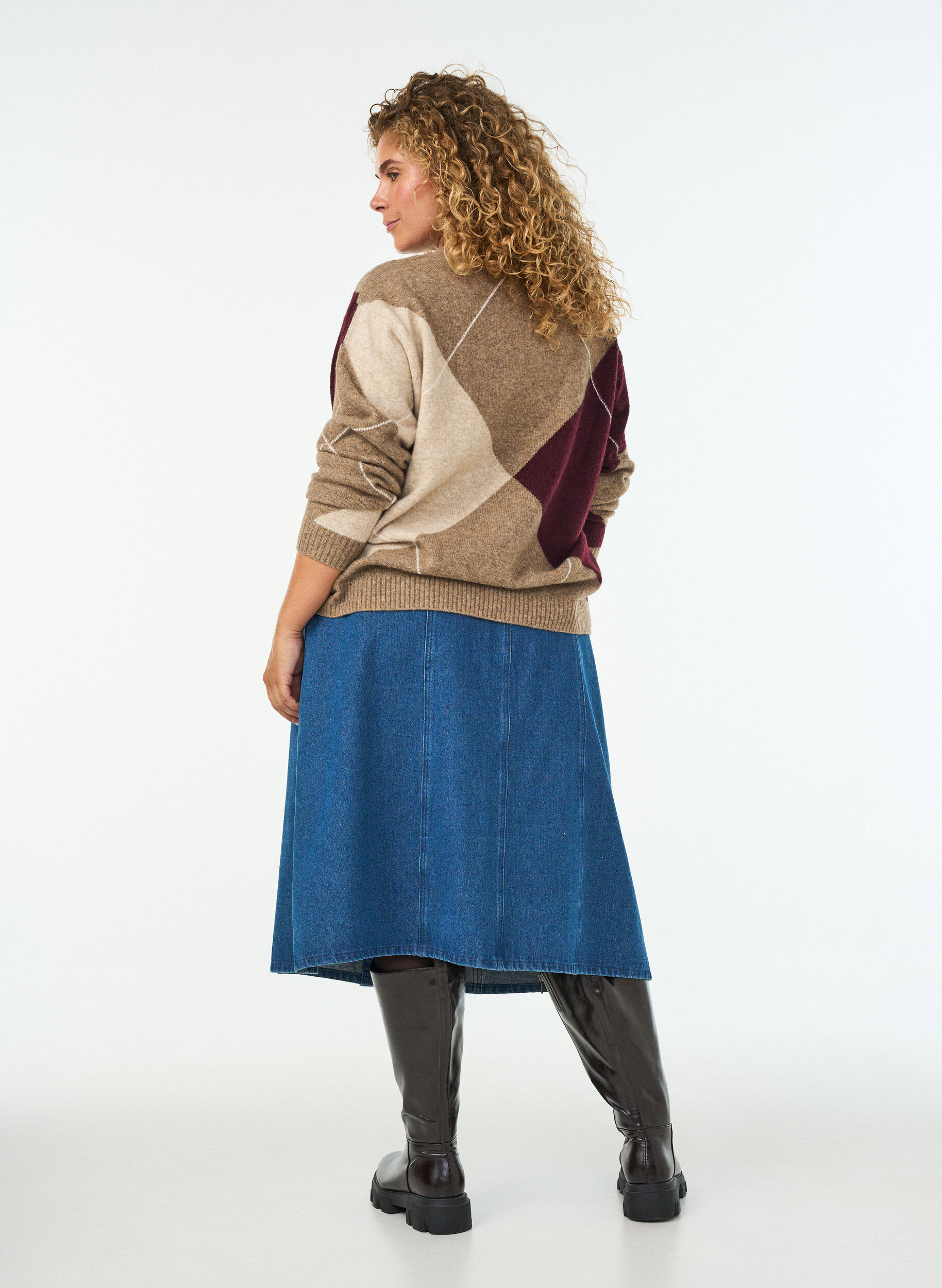 ZizziJupe en jean coupe &eacute;vas&eacute;e avec patte de boutonnage ondul&eacute;e, Bleu, Model image number 1
