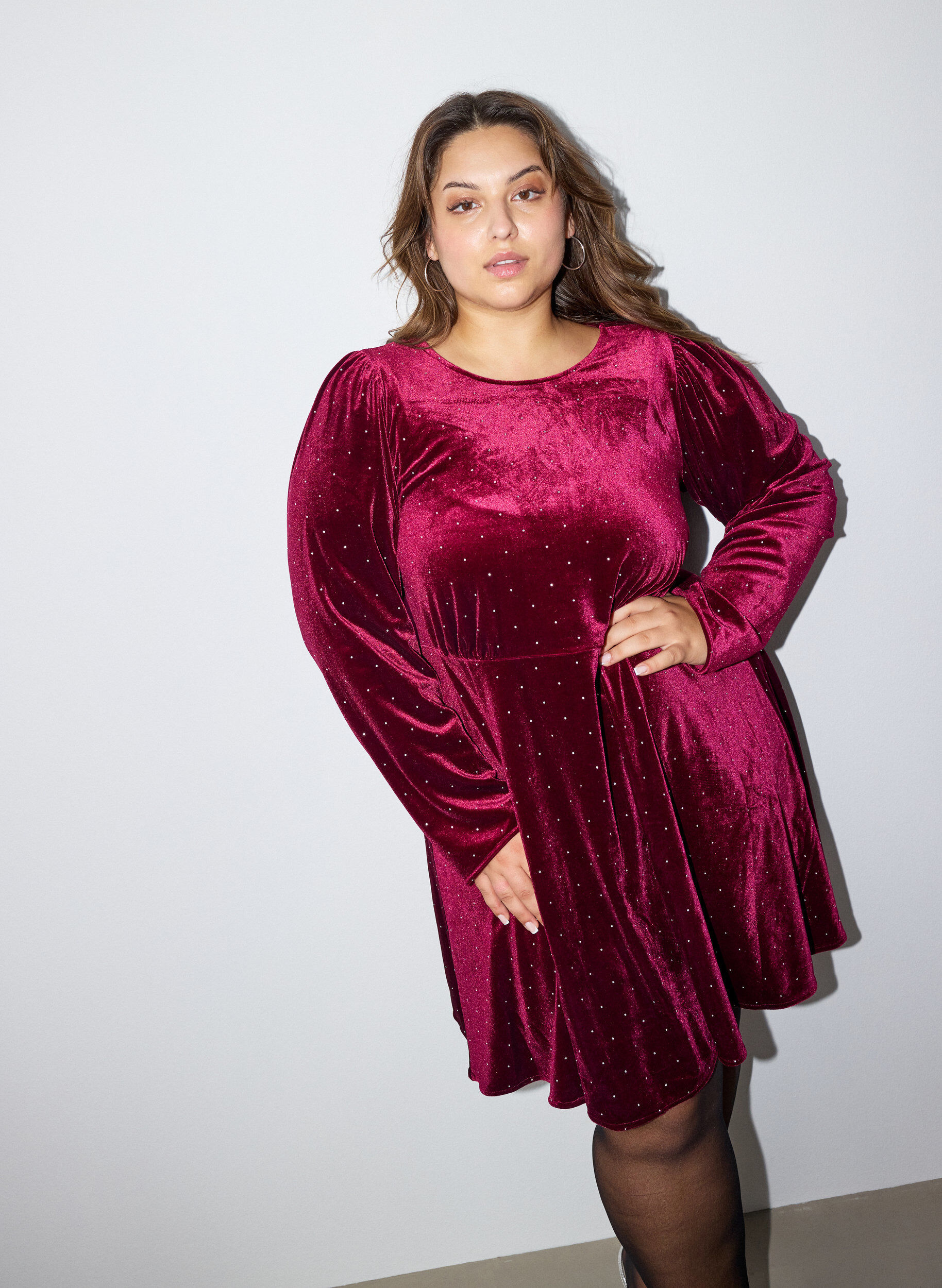 ZizziRobe en velours avec strass et coupe &eacute;vas&eacute;e, Bordeaux, Model image number 0