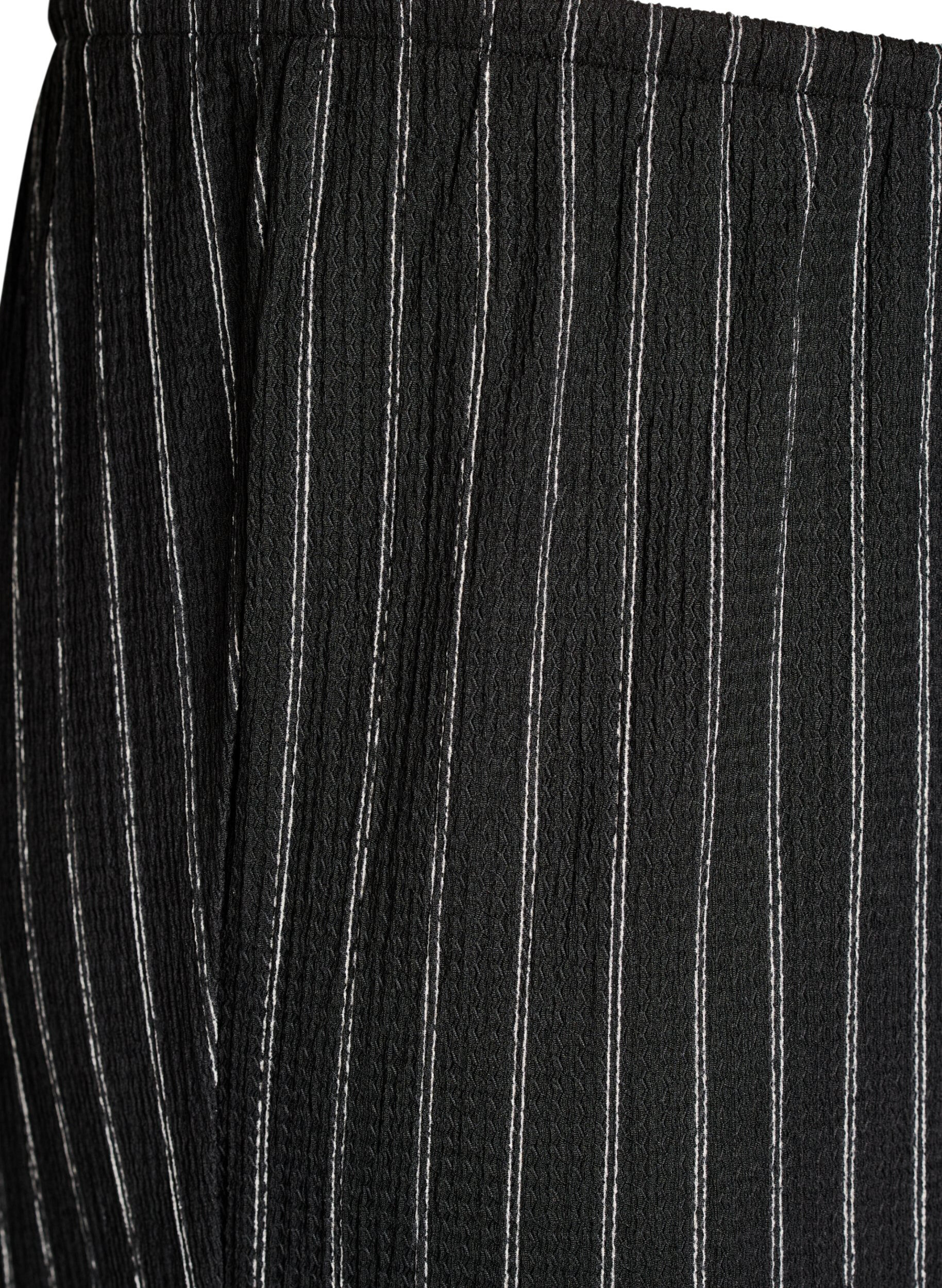 Zizzi Pantalon large en tissu l&eacute;ger et textur&eacute;, Noir, Packshot image number 2