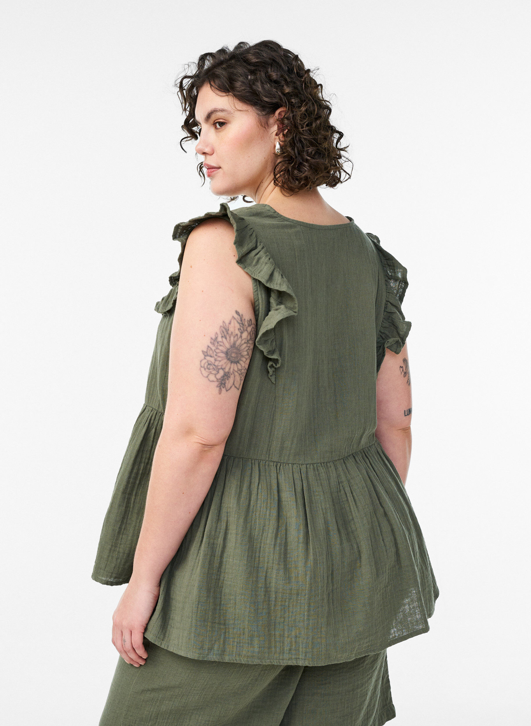Zizzi&Auml;rmellose Bluse aus Baumwoll-Musselin mit R&uuml;schen, Gr&uuml;n, Model image number 2