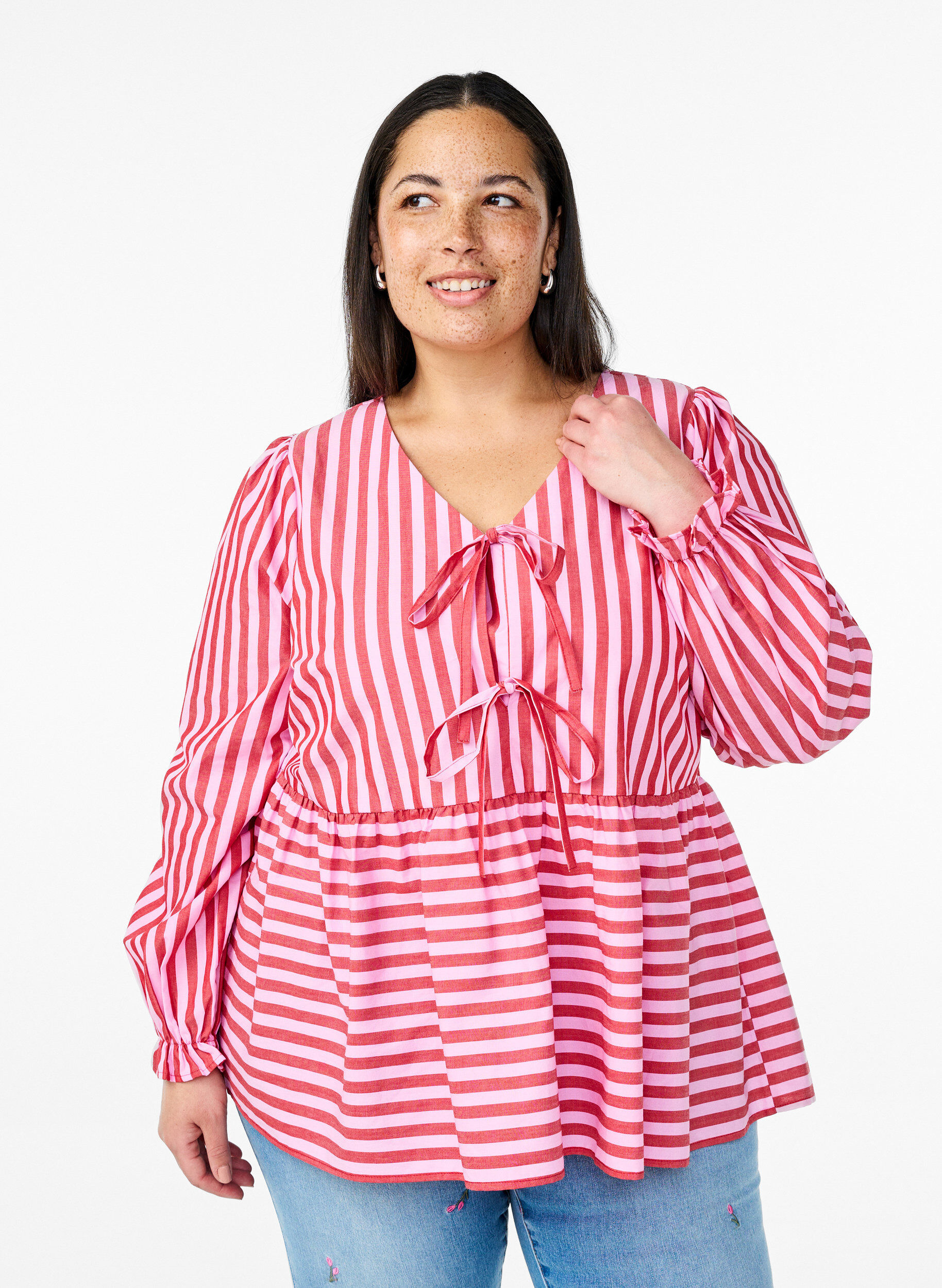 Bluse mit Streifen und Schleifen, Rot, Model