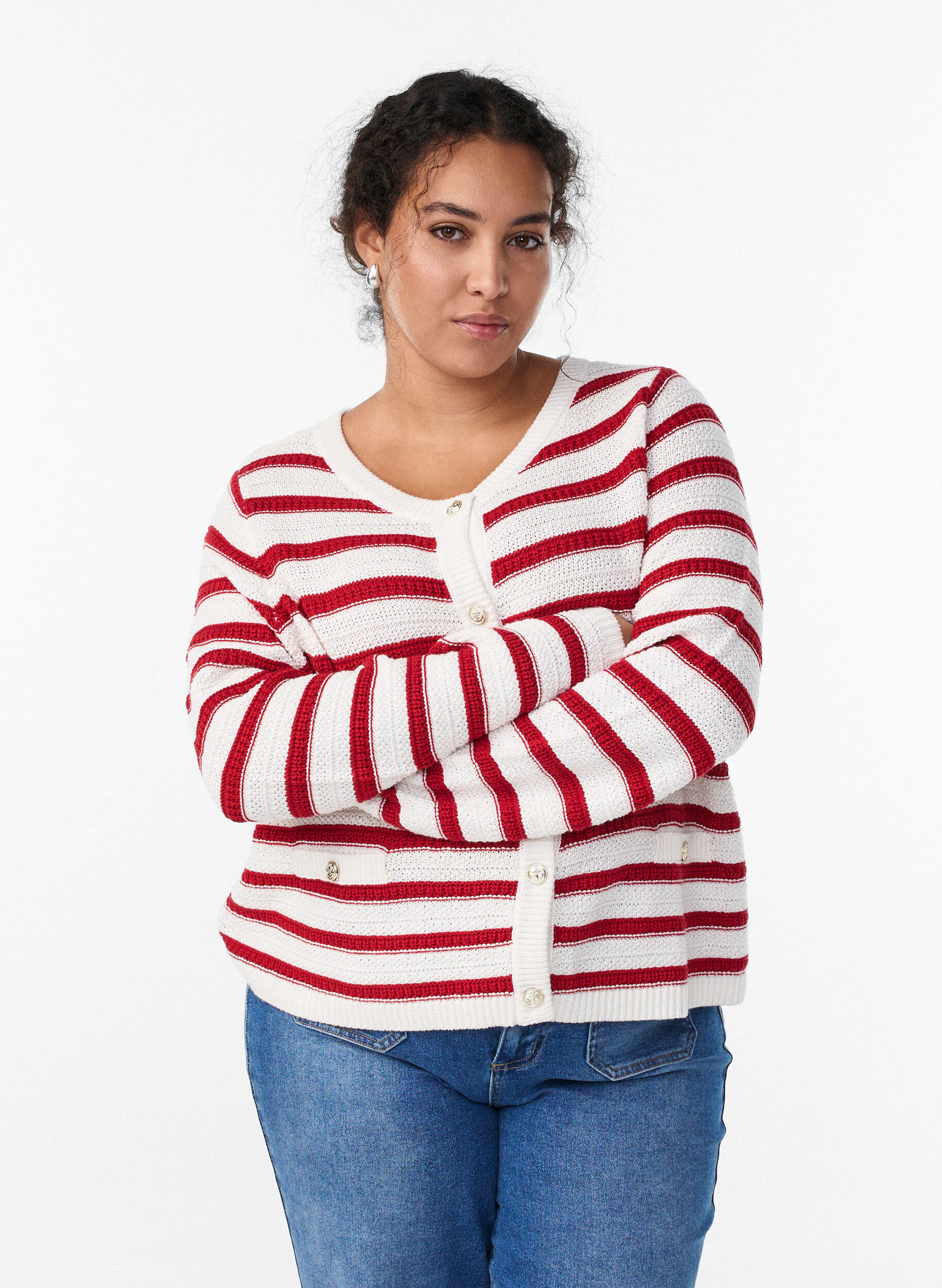 Strickjacke mit Strukturstrick und dekorativen Kn&ouml;pfen, Rot, Model