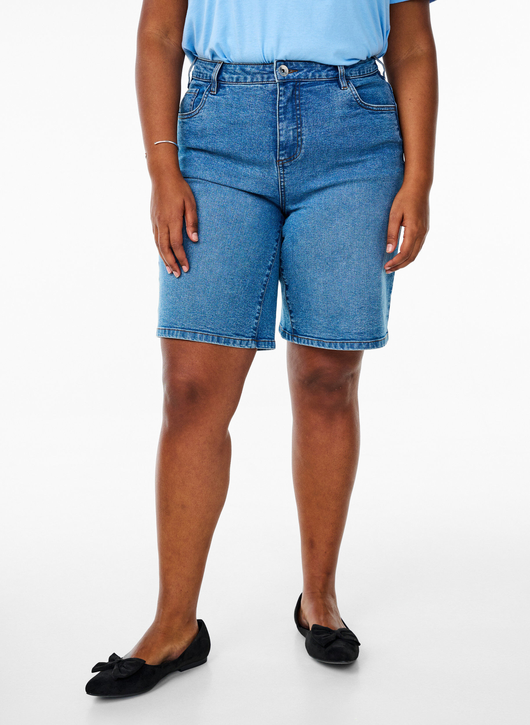 Zizzi FLASH - Locker sitzende Jeansshorts mit hoher Taille, Blau, Model image number 3
